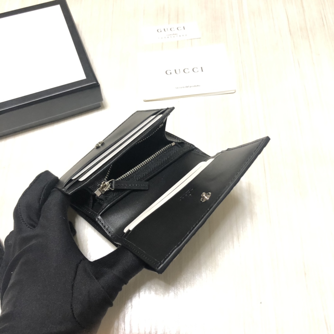 采用进口牛皮热压印花精制而成的小卡夹，再饰以新颖GG五金，小身材大容量，既实用又时尚。实物拍摄。款号： 