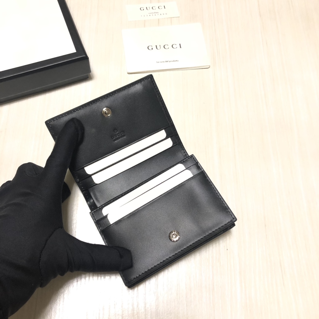 采用进口牛皮热压印花精制而成的小卡夹，再饰以新颖GG五金，小身材大容量，既实用又时尚。实物拍摄。款号： 