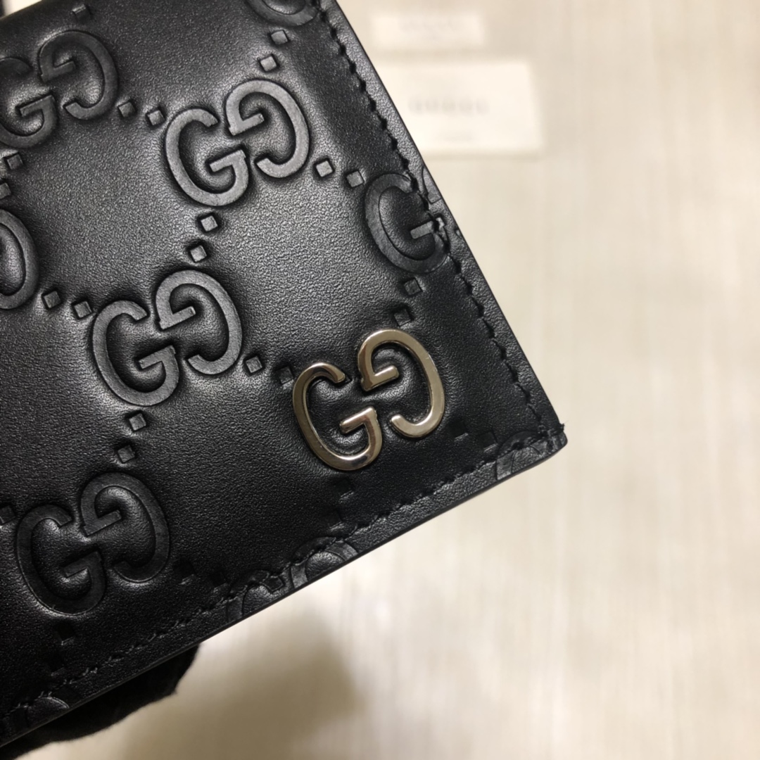 采用进口牛皮热压印花精制而成的小卡夹，再饰以新颖GG五金，小身材大容量，既实用又时尚。实物拍摄。款号： 