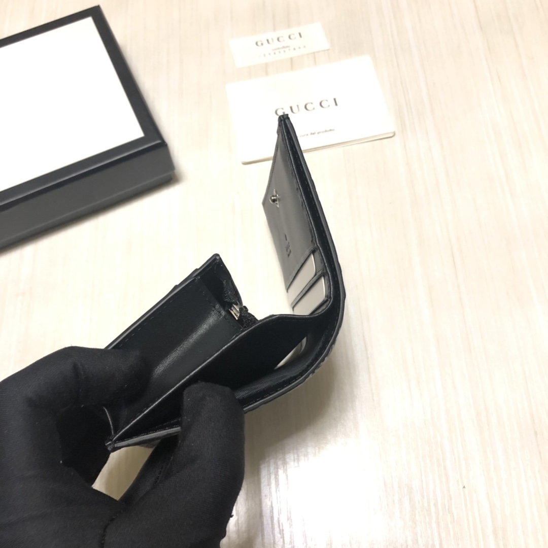 采用进口牛皮热压印花精制而成的小卡夹，再饰以新颖GG五金，小身材大容量，既实用又时尚。实物拍摄。款号： 