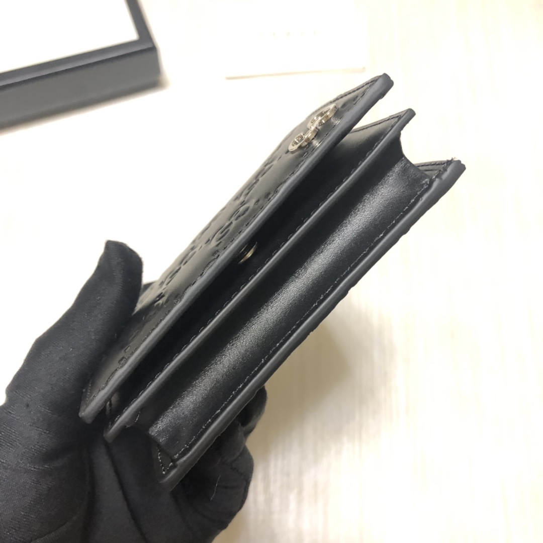 采用进口牛皮热压印花精制而成的小卡夹，再饰以新颖GG五金，小身材大容量，既实用又时尚。实物拍摄。款号： 