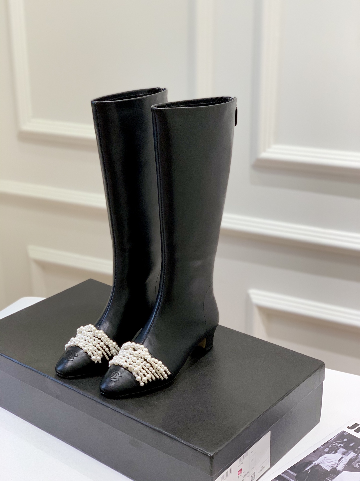 NO:481875,ChanelFW Chanel Pearl Boots The upper is imported calfskin, delicate and not easy to fold. The inner water dyed cowhide, the entire shoe barrel is a large piece of plaid directly to the mouth of the cylinder. The amount of leather is very large, the Italian leather soles Size: 35-39 (40 custom made without return) Price, boots, chanel, chanel, boots, cowhide, Leather soles19860909ChanelFW香奈儿珍珠长靴 鞋面进口小牛皮,细腻而且不容易起死折印 内里水染牛皮,整个鞋筒是一块很大的格版直接到筒口皮料的用量很大 ,大底,意大利真皮大底 Size:35-39 (40定做不退换) 价格,靴子,chanel,chanel,boots,cowhide,Leather soles,Women's Shoes