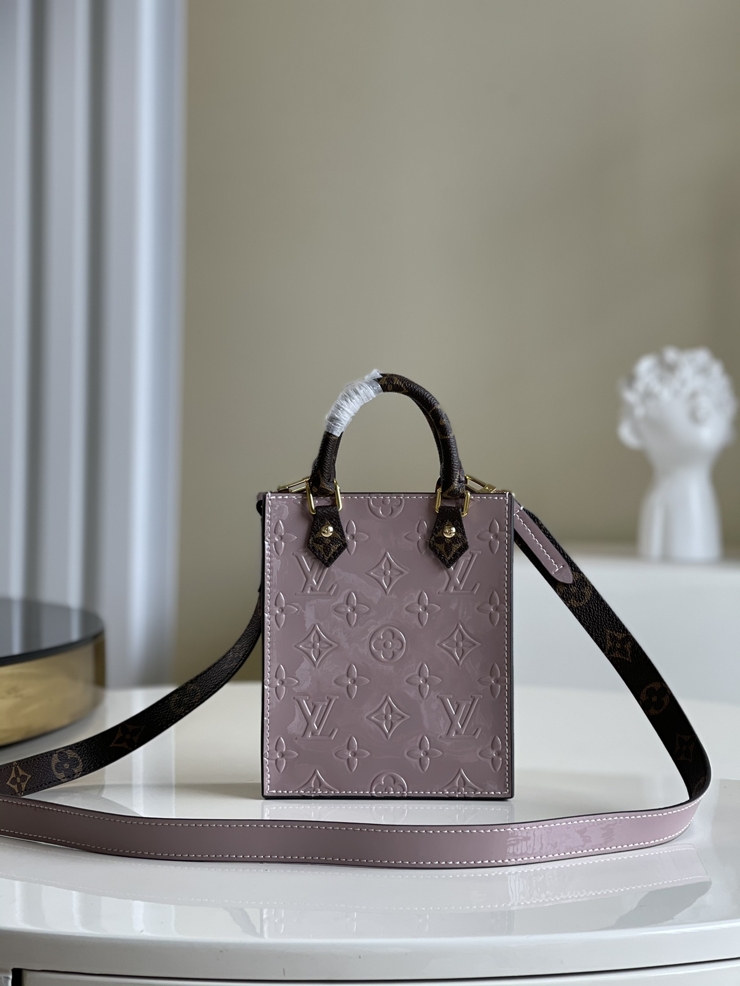 NO:396484,[Exclusive real photo M90564 pink patent leather] with PETIT SAC PLAT handbag as shown in the picture. It is a Monogram Vernis metal texture painted leather imprinted Monogram pattern, shaping the pocket version of the brand's iconic Sac Plat handbag. Its Monogram canvas handle and removable shoulder strap add a retro touch. The lightweight configuration hides plenty of space, allowing you to easily store daily needs such as mobile phones. 14 x 17 x 5 cm z.,LV [original leather],louis vuitton19860909【独家实拍M90564粉色漆皮】配如图包装 PETIT SAC PLAT 手袋 为 Monogram Vernis 金属质感漆光皮革压印 Monogram 图案,塑造品牌标志性 Sac Plat 手袋的袖珍版本,其 Monogram 帆布手柄和可拆卸肩带再添复古韵致.轻巧构型暗藏充裕空间,可轻松收纳手机等日常所需.14 x 17 x 5 cm z.,LV【原厂皮】,louis vuitton,Bag