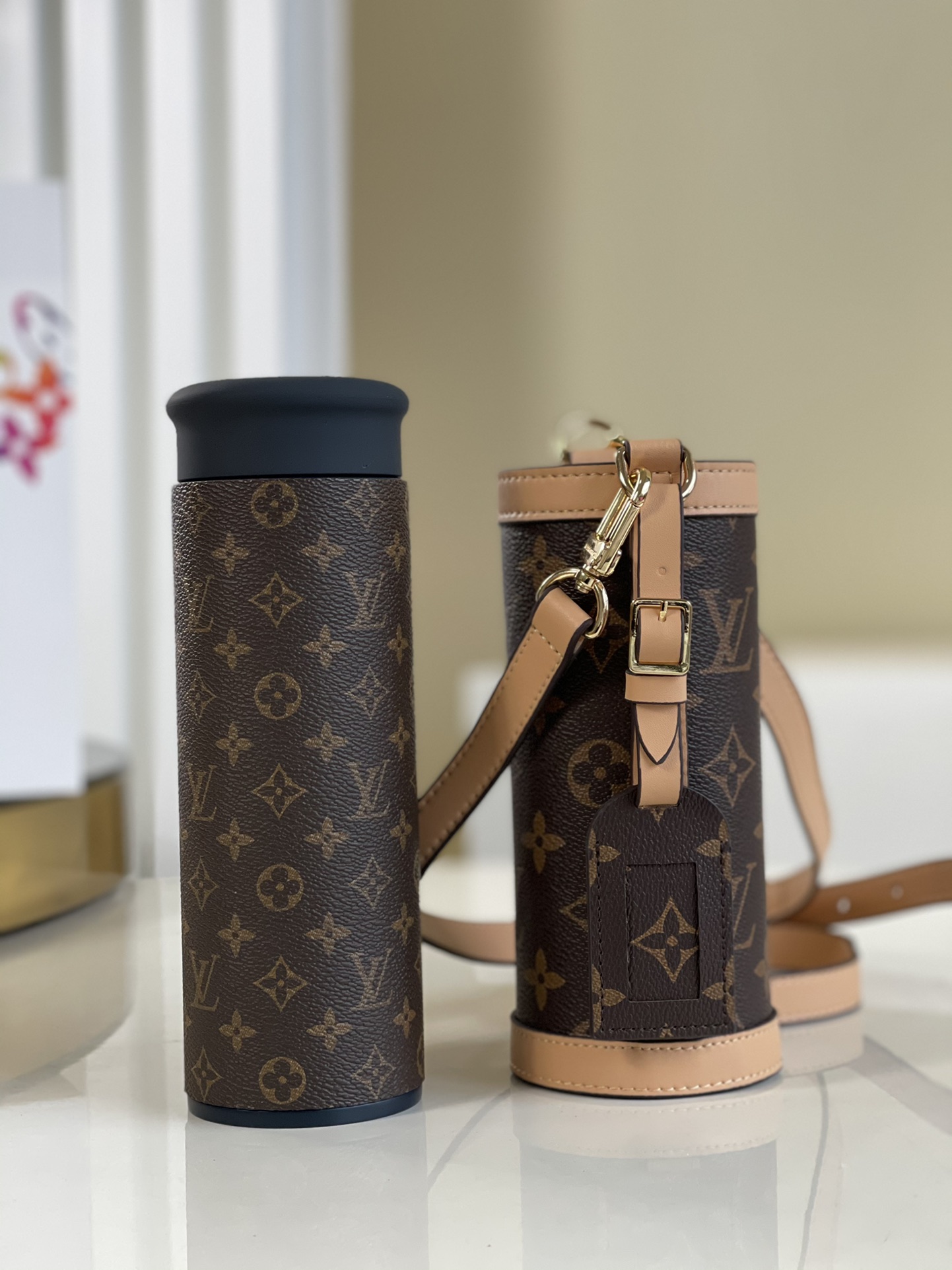 NO:396482,[Exclusive real-photo thermos] Winter Christmas LV thermos gift box set | High-end sense | Insulation | Health | High-value LV medieval crossbody thermos cup, which is very popular when going out for a walk. The more you look, the more you are more convenient to carry porridge, a short hand strap, and a long shoulder strap. You can carry whatever you want. Capacity 450ml (with tea leak) and 280ml (with tea leak) Appearance presbyopia and black flower. [Cup straps can adjust the length and short] Material 316 stainless steel inner liner, odorless, environmentally friendly, high temperature resistant, seal [more insulation and safer] Christmas is coming soon!  Give your partner a gift full of heart and super good looks!  The most important thing is that it is very healthy. The same price is A., LV [original leather], louis vuitton19860909【独家实拍保温杯】冬季圣诞lv保温杯礼盒套装 | 高级感 | 保温 | 健康 | 高颜值lv中古斜挎保温杯 出门逛gai回头率十足 越看越稀饭携带方便一个短手拎带一个长肩带 想怎么背就怎么背 容量450ml（配茶漏）和280ml（不配茶漏） 外观老花和黑花两种选择【杯套肩带可调节长短】 材质316不锈钢内胆 无味 环保 耐高温 密封【更保温更安全哦】 圣诞节快到了！给你的另一半来份心意满满超高颜值的礼物吧！最重要还是特别健康哟 大小一样价 A.,LV【原厂皮】,louis vuitton,Bag