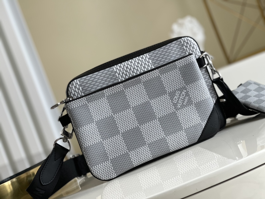 NO:396478,【Exclusive real photo M69443 white grid】Trio postman bag three-in-one is made of Monogram Eclipse canvas and Monogram Eclipse Reverse canvas. The iconic gray pattern in tone highlights the lines of this multi-functional building design. In addition to the traditional slanted handbag, it is also equipped with a removable zipper bag and a coin wallet attached to the strap. Size 25.0 x 18.5 x 7.0 cm.s.580, LV [original leather], louis vuitton, versace, wallets19860909【独家实拍M69443白格】Trio 邮差包三合一由 Monogram Eclipse 帆布与 Monogram Eclipse Reverse 帆布制成.标志性的同色调灰色图案凸显此多功能拼搭设计品的线条.除具备传统斜跨手袋的功能外,另配可脱卸拉链袋和附于包带上的零钱包.尺寸25.0 x 18.5 x 7.0 cm.s.580,LV【原厂皮】,louis vuitton,versace,wallets,Bag