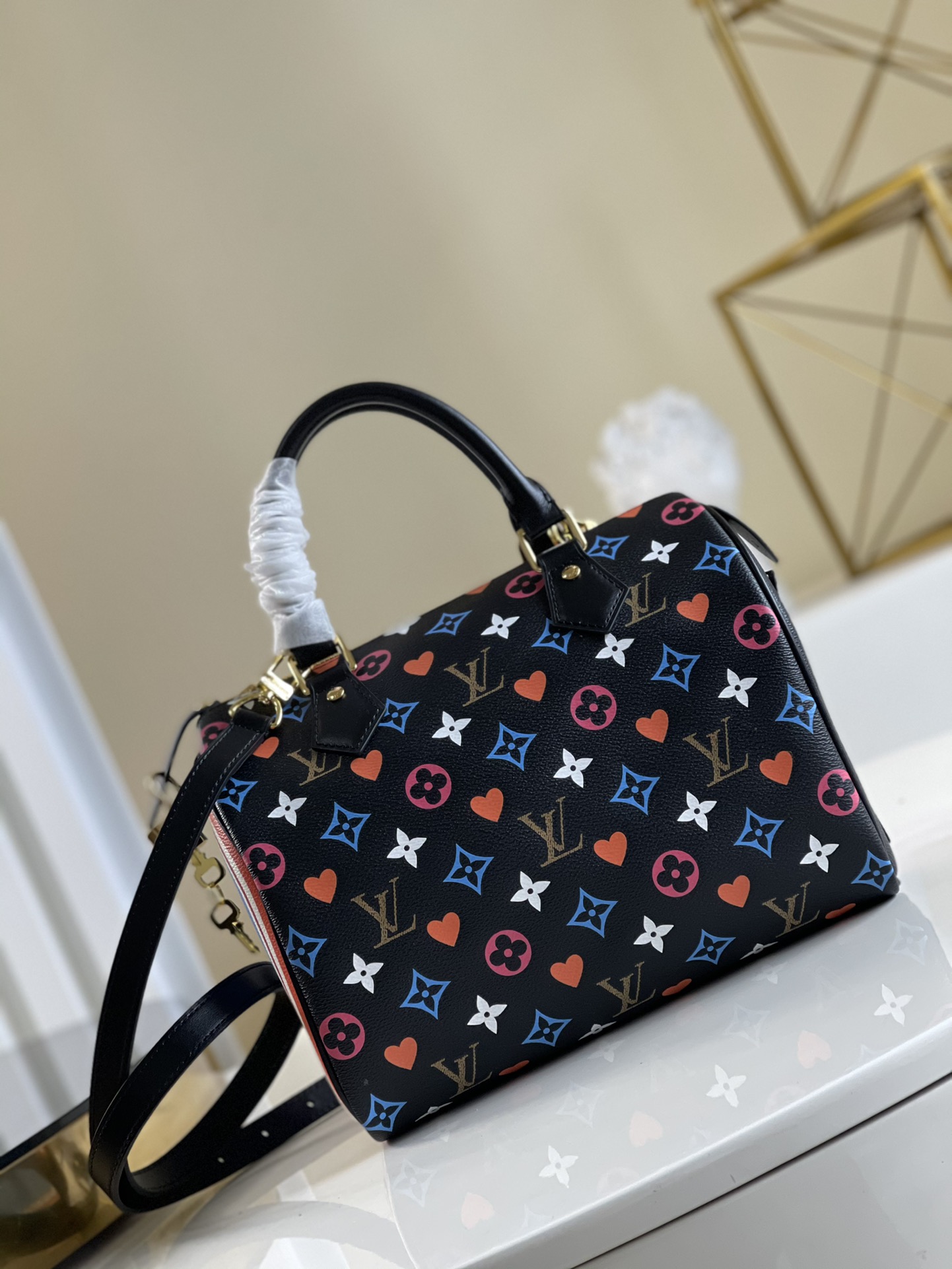 NO:396474,【Exclusive real shot of M57466 black pillow bag】Poker Nicolas Ghesquière feels the charm of card games, for this Speedy Bandoulière 25 handbag renders Monogram pattern with remarkable renewal, integrating the humorous interest of the card shape outer bag, illuminating daily travel with bright colors. Size 25 x 19 x 15 cm (length x height x width) bag half length 46.5 cm bag half length adjustable to 55.0 cm w., LV [original leather], louis vuitton19860909【独家实拍M57466黑色枕头包】扑克 Nicolas Ghesquière 感悟纸牌游戏魅力,为此款 Speedy Bandoulière 25 手袋渲染Monogram 图案的瞩目焕新,融入纸牌形状外袋的诙谐意趣,以明丽色彩点亮日常出行.尺寸25 x 19 x 15 厘米 (长度 x 高 x 宽)包带半长46.5 cm包带半长可调至55.0 cm w.,LV【原厂皮】,louis vuitton,Bag