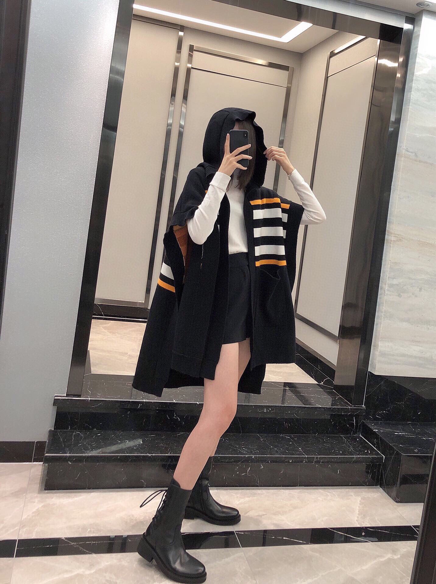 Burberry最新款专属标识图案嵌