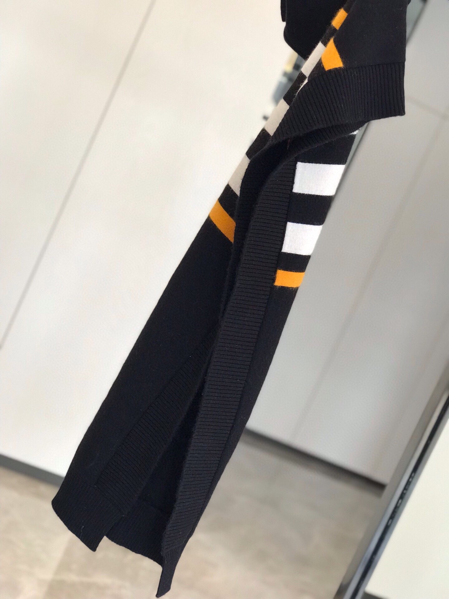 Burberry最新款专属标识图案嵌