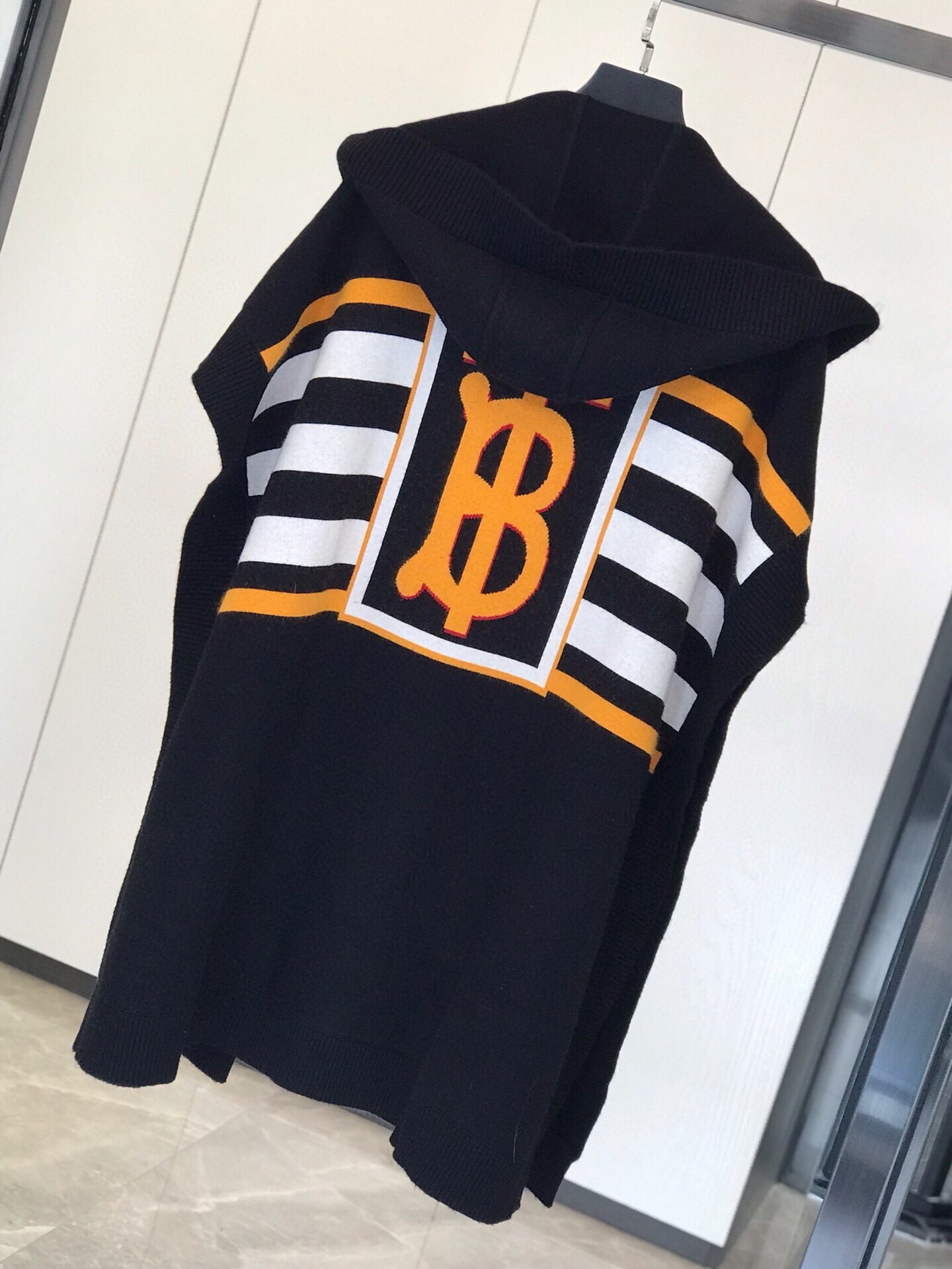 Burberry最新款专属标识图案嵌