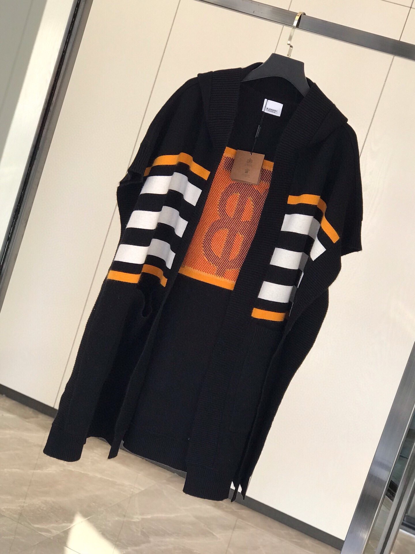 Burberry最新款专属标识图案嵌