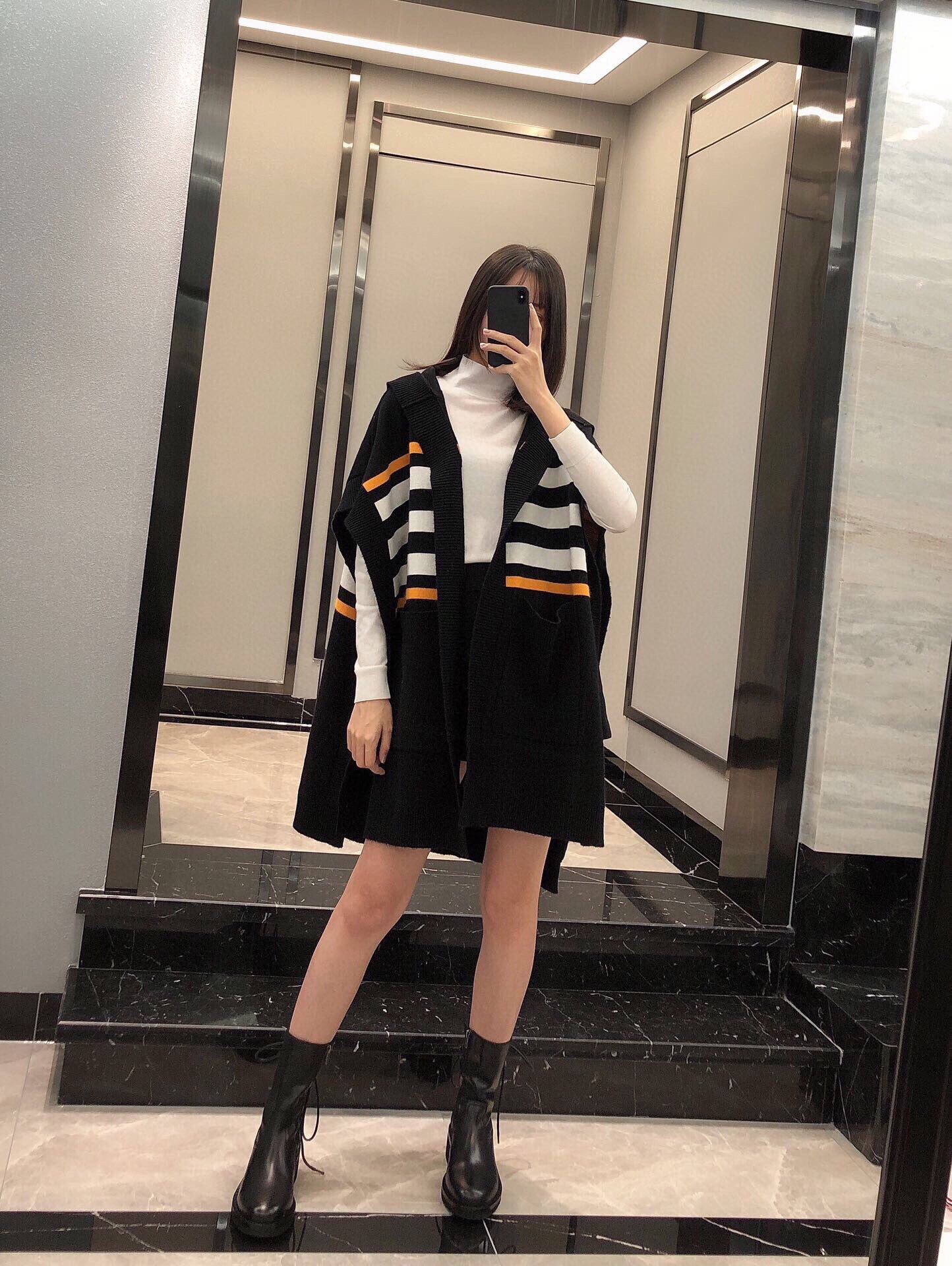 Burberry最新款专属标识图案嵌