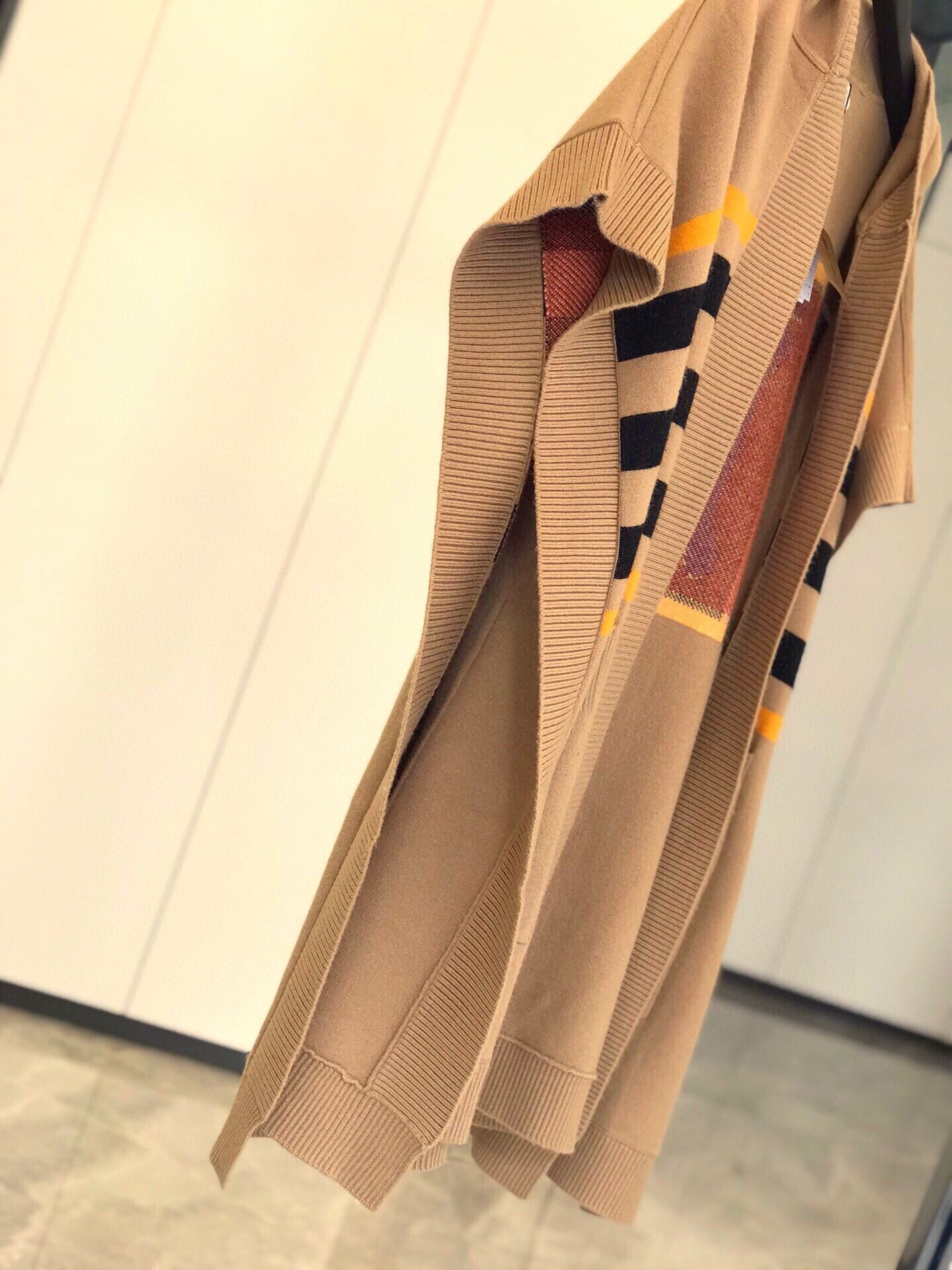 Burberry最新款专属标识图案嵌