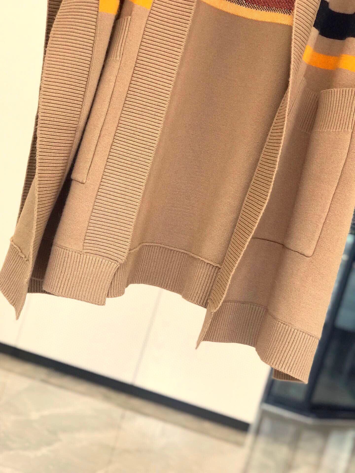 Burberry最新款专属标识图案嵌