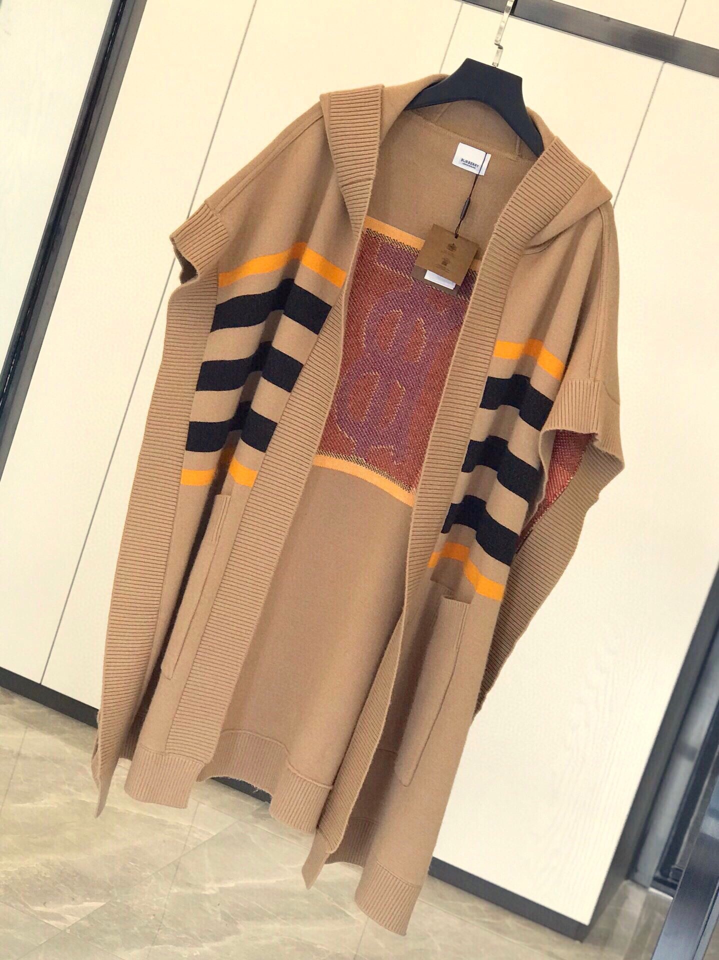 Burberry最新款专属标识图案嵌