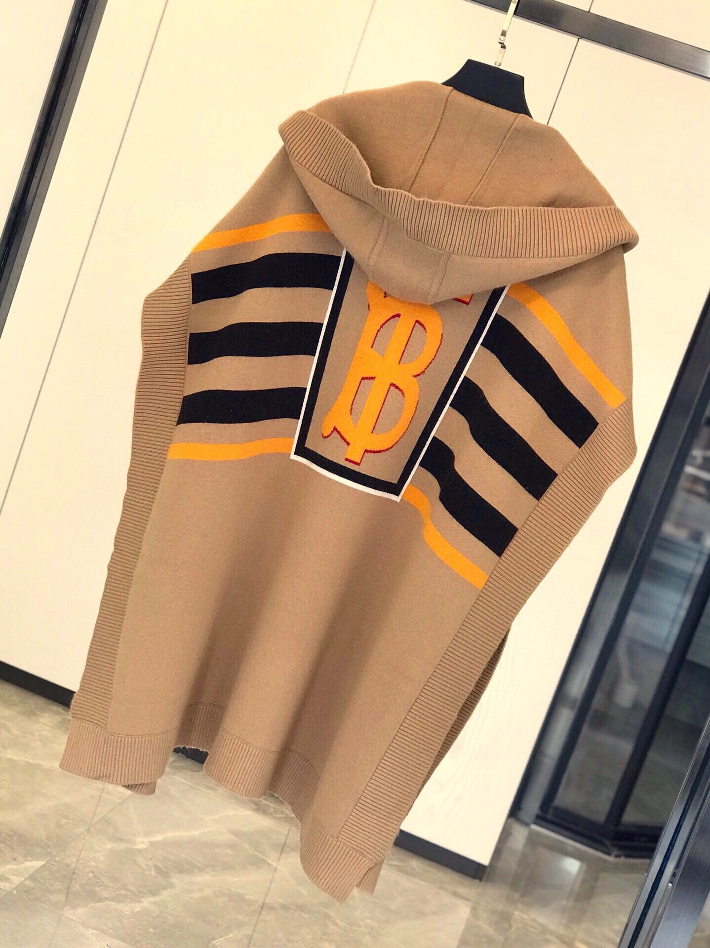Burberry最新款专属标识图案嵌
