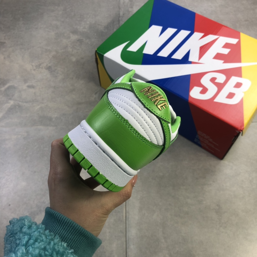 260 Supreme x NikeSB Dunk Low 近日有Supreme x Nike SB Dunk Low 低帮板鞋 DH3228-100