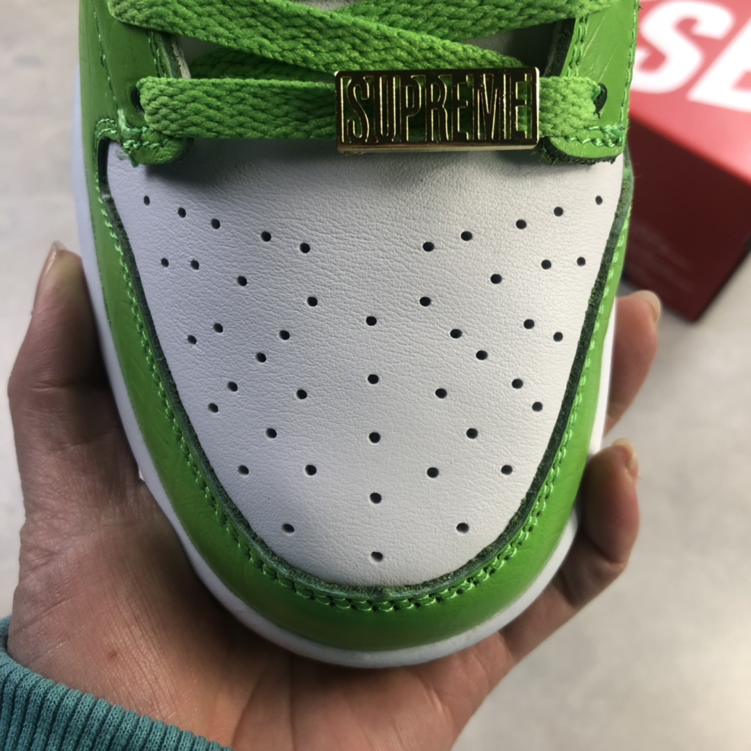 260 Supreme x NikeSB Dunk Low 近日有Supreme x Nike SB Dunk Low 低帮板鞋 DH3228-100