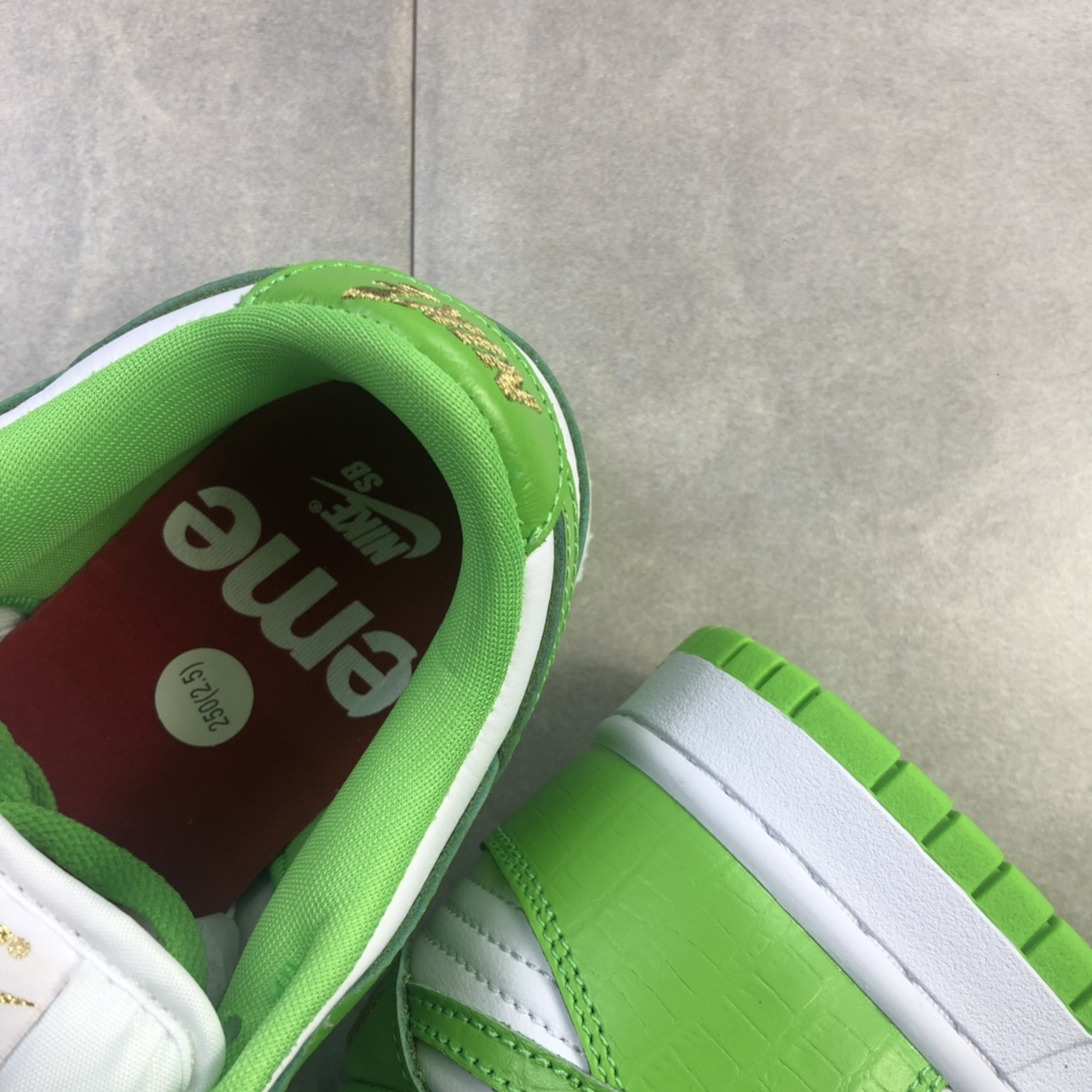 260 Supreme x NikeSB Dunk Low 近日有Supreme x Nike SB Dunk Low 低帮板鞋 DH3228-100