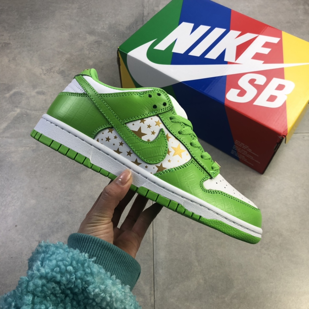 260 Supreme x NikeSB Dunk Low 近日有Supreme x Nike SB Dunk Low 低帮板鞋 DH3228-100