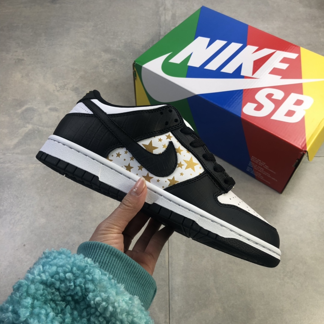 260  Supreme x NikeSB Dunk Low 近日有Supreme x Nike SB Dunk Low 低帮板鞋 DH3228-100
