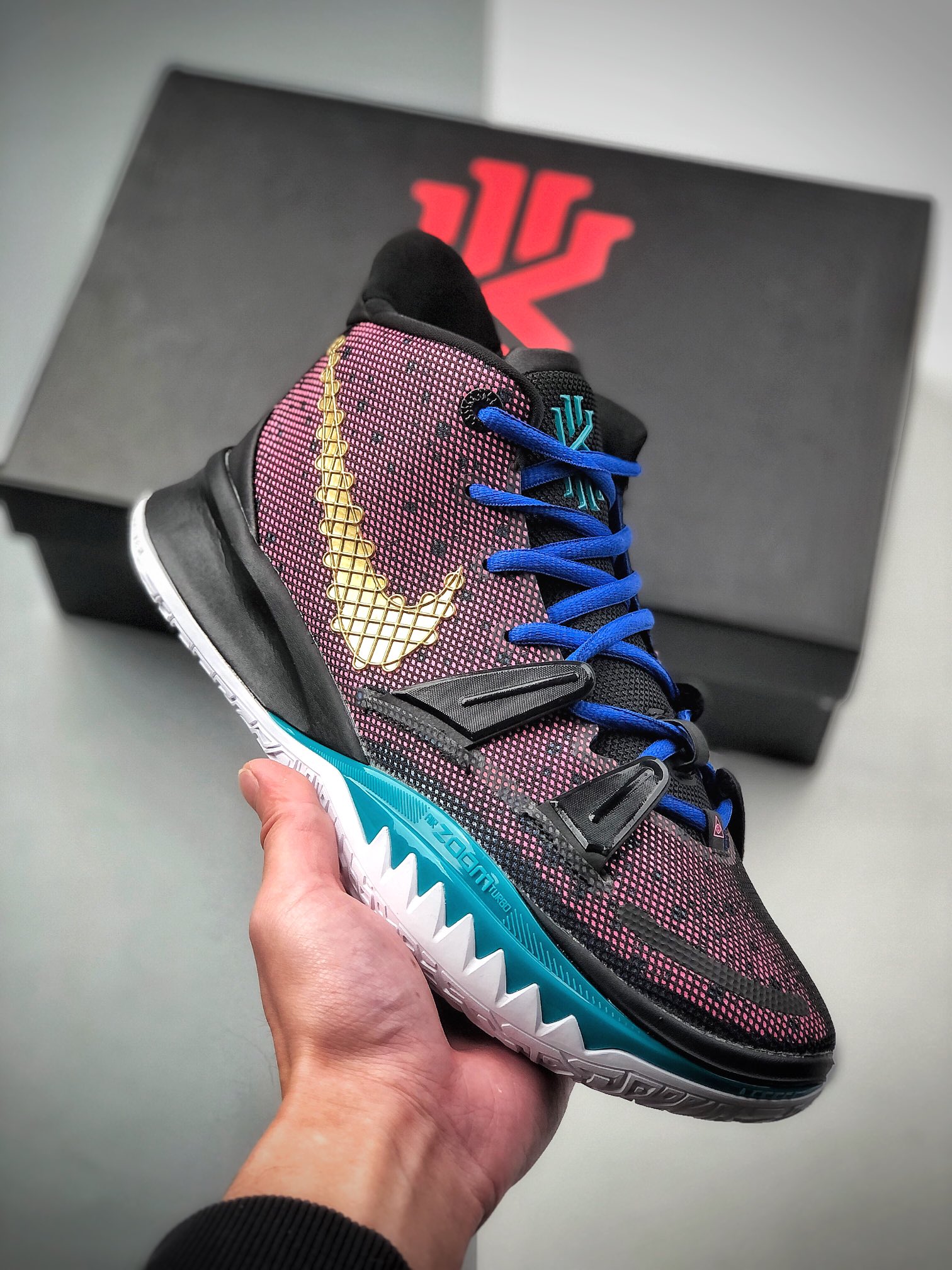 Nike Kyrie 7 Pre Heat Ep, Irving 7. Bordado de archivo original en todo el zapato, detalles precisos. Entresuela de amo…