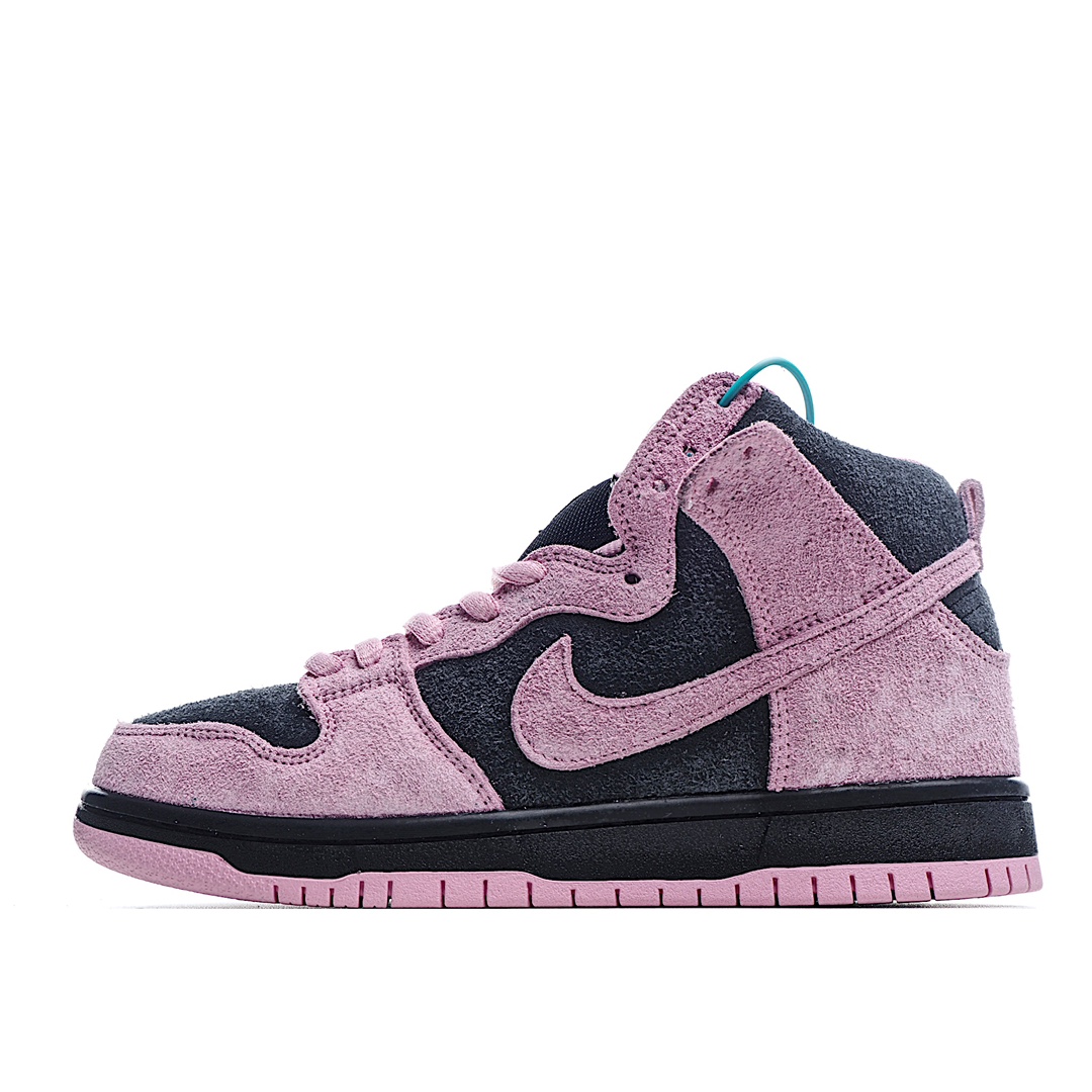 I0 Nike SB Dunk High “Invert Celtics”反转黑粉拼色撞色拼接鸳鸯 凯尔特人 王一博同款滑板鞋，采用少见的内外撞色设计，粉色绿色的反转很巧妙的将两种颜色融为一体。在负片处理下，两种颜色会进行对调，非常神奇。