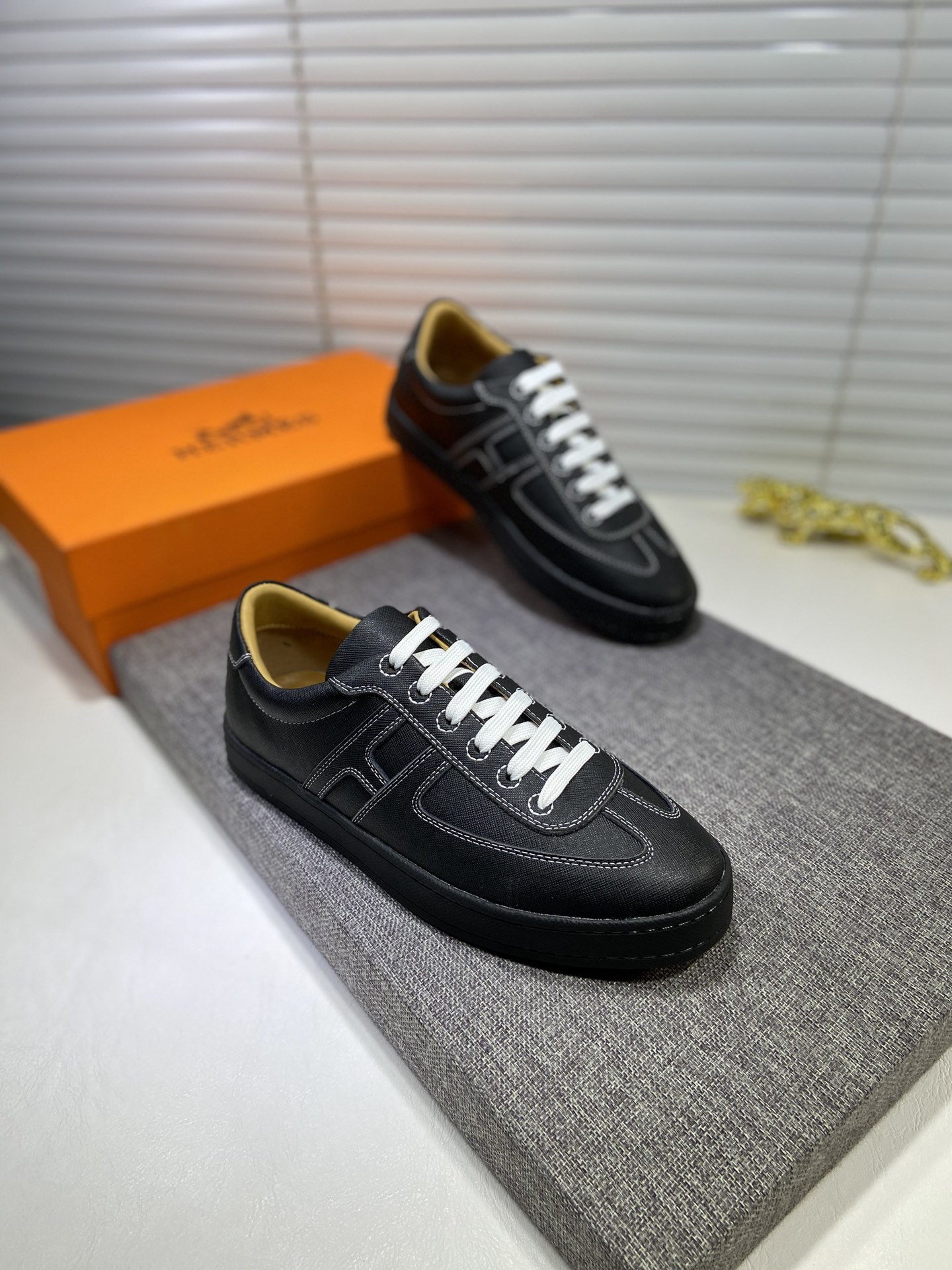 出廠價 I5 愛馬仕🎖Boomerang系列休閒運動鞋，時尚大氣😍😍 💎進口原廠手掌紋牛皮材質， 內里純小牛皮，原版大底搭配奢華貴氣💪💪有品味😍標準碼：