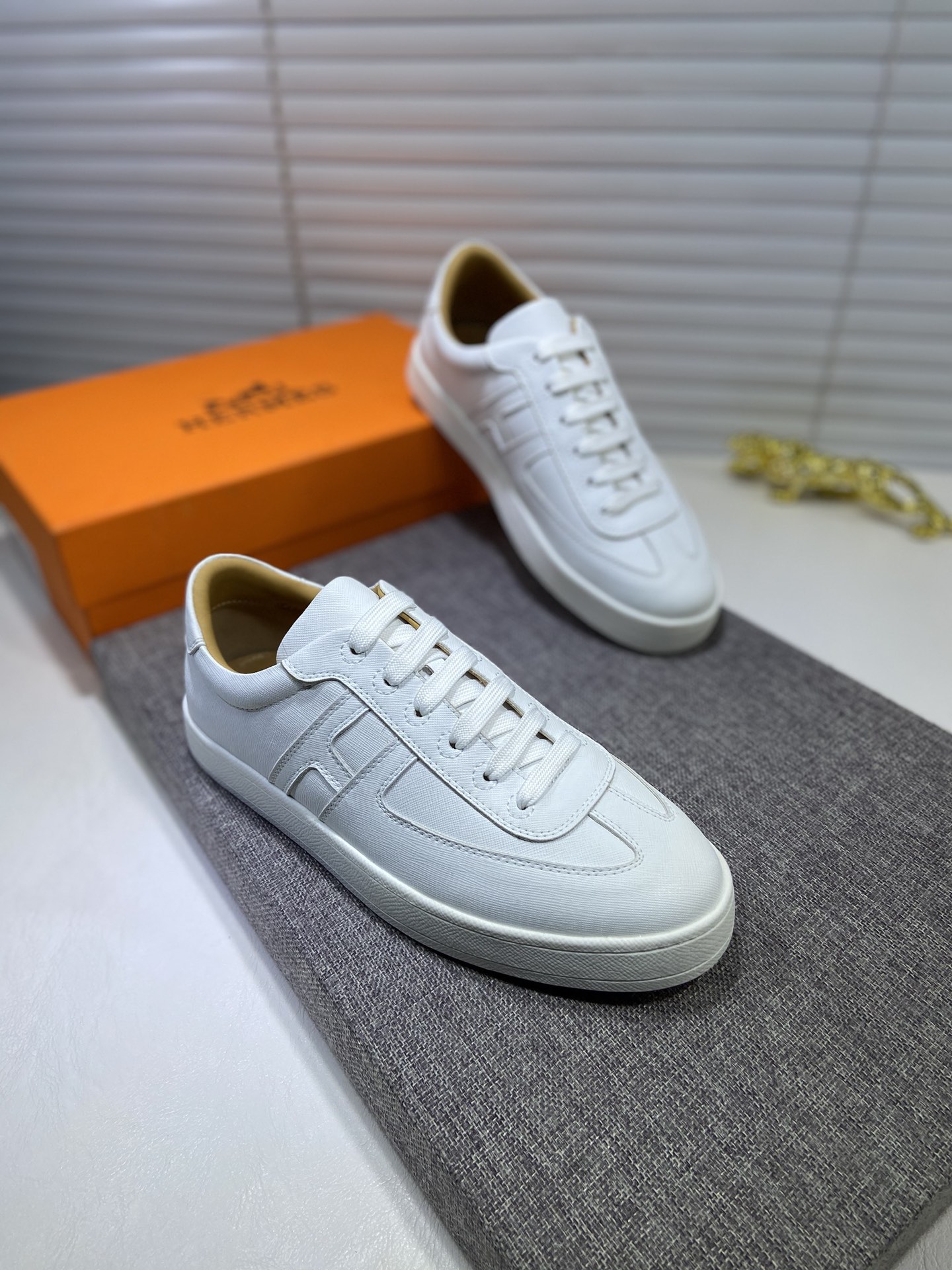 出廠價 I5 愛馬仕🎖Boomerang系列休閒運動鞋，時尚大氣😍😍 💎進口原廠手掌紋牛皮材質， 內里純小牛皮，原版大底搭配奢華貴氣💪💪有品味😍標準碼：