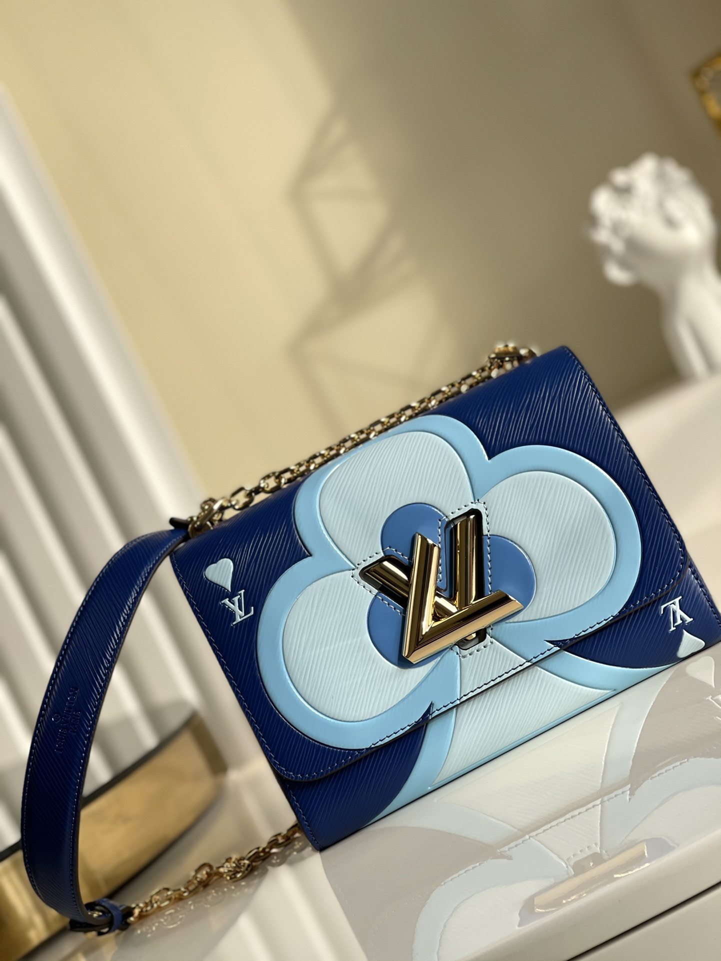 NO:396468,[Exclusive real photo of M50282 plum blossoms] Transformed Epi leather This Twist medium-sized handbag is from the Game On capsule series. It presents a large heart-shaped print with Epi leather to highlight the central Twist twist lock. The sliding chain shoulder strap is equipped with leather shoulder pads. Size 23x17x9.5cm p.900, LV [original leather], louis vuitton19860909【独家实拍M50282梅花】Transformed Epi 皮革 本款 Twist 中号手袋出自 Game On 胶囊系列,以 Epi 皮革呈现大号心形印花,烘托中央 Twist 扭锁的瞩目光芒.滑链肩带配有皮革肩垫.尺寸23x17x9.5cm p.900,LV【原厂皮】,louis vuitton,Bag