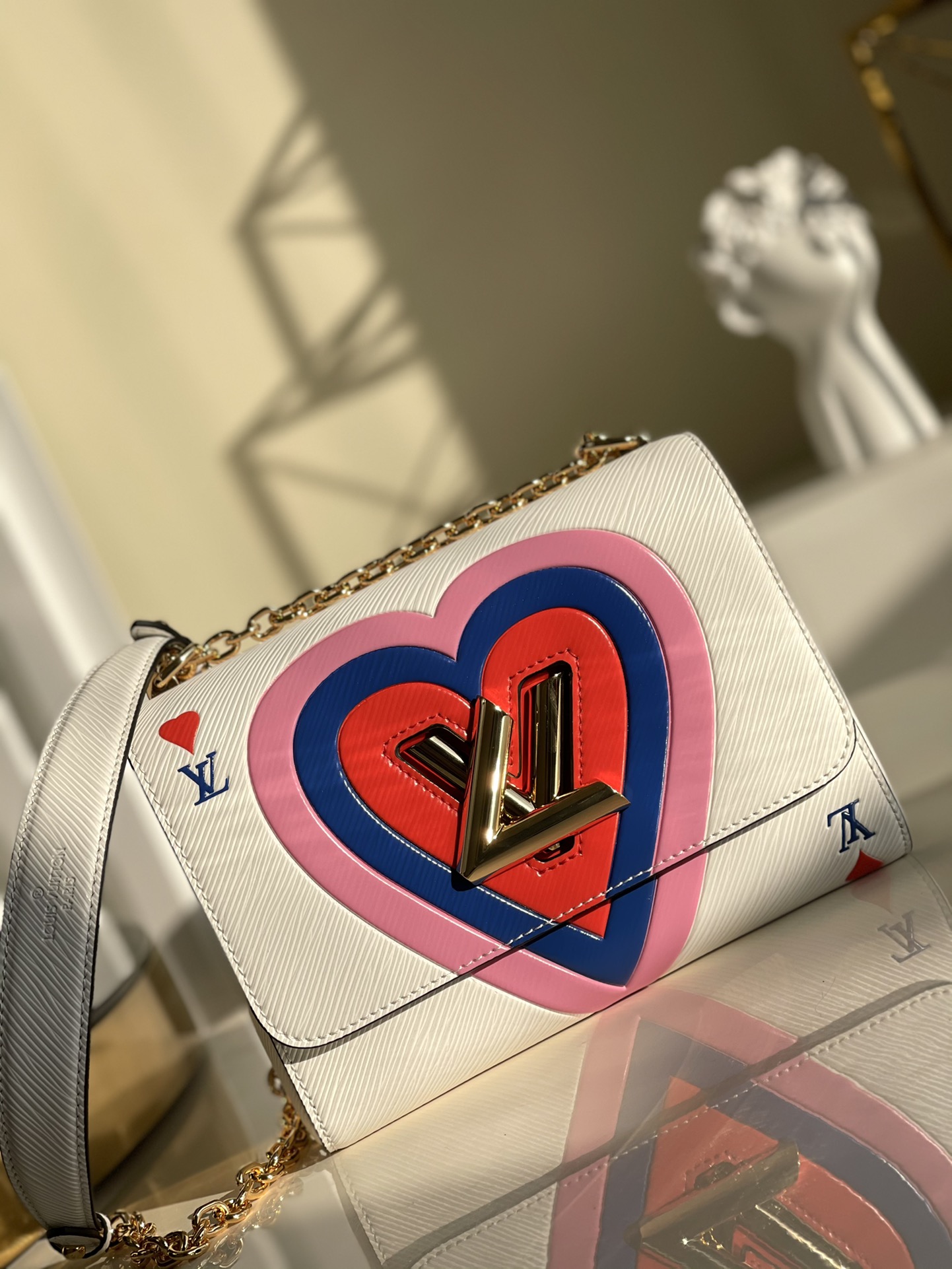 NO:396485,[Exclusive real shot of M50282 white heart] Transformed Epi leather This Twist medium-sized handbag is from Game On capsule series, with large heart-shaped prints in Epi leather to highlight the central Twist twist lock. The sliding chain shoulder strap is equipped with leather shoulder pads. Size 23x17x9.5cm p.900, LV [original leather], louis vuitton19860909【独家实拍M50282白心形】Transformed Epi 皮革 本款 Twist 中号手袋出自 Game On 胶囊系列,以 Epi 皮革呈现大号心形印花,烘托中央 Twist 扭锁的瞩目光芒.滑链肩带配有皮革肩垫.尺寸23x17x9.5cm p.900,LV【原厂皮】,louis vuitton,Bag