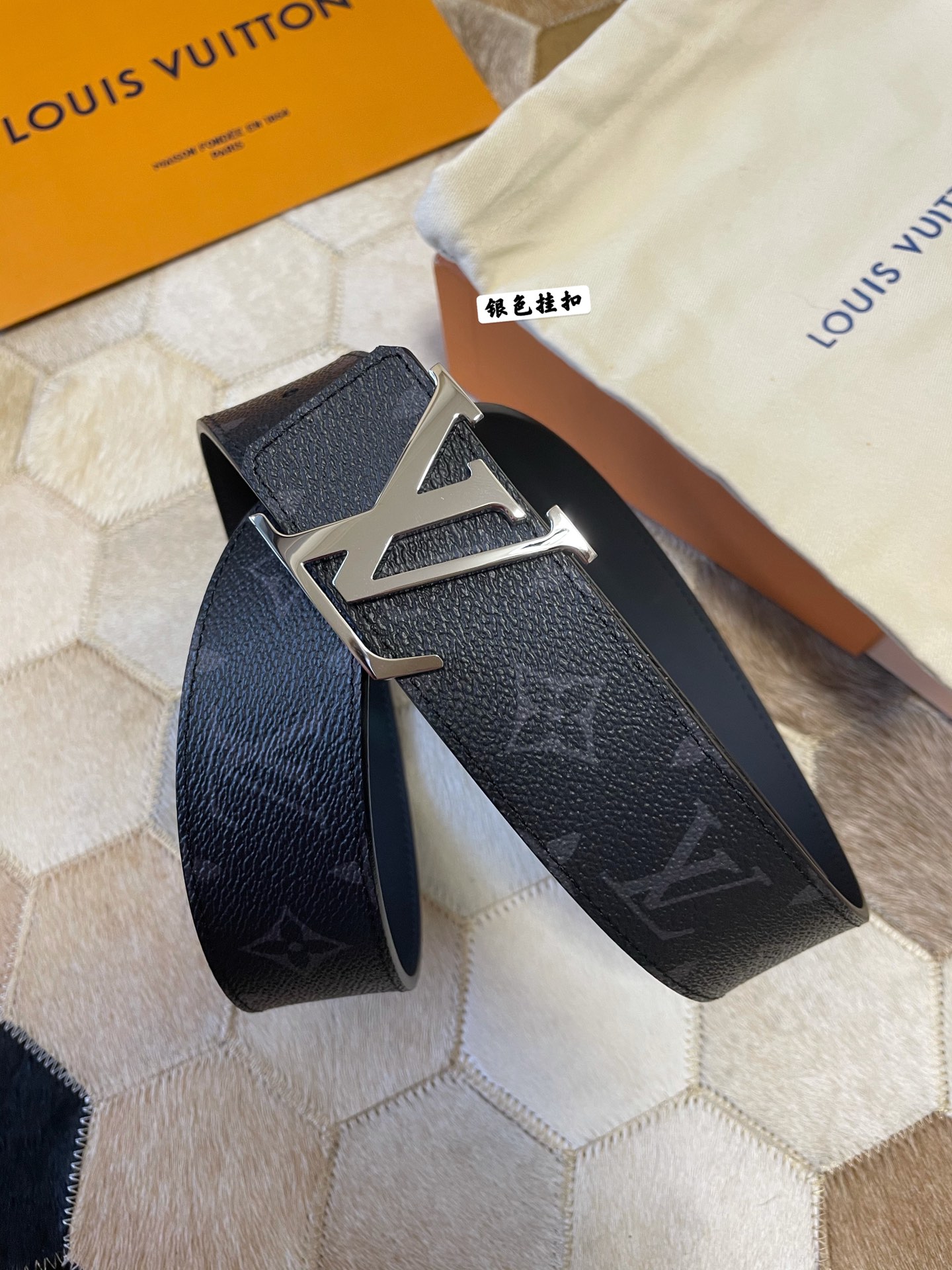 LV Initiales双面腰带融合Monogram Eclipse和全新Monogram 4