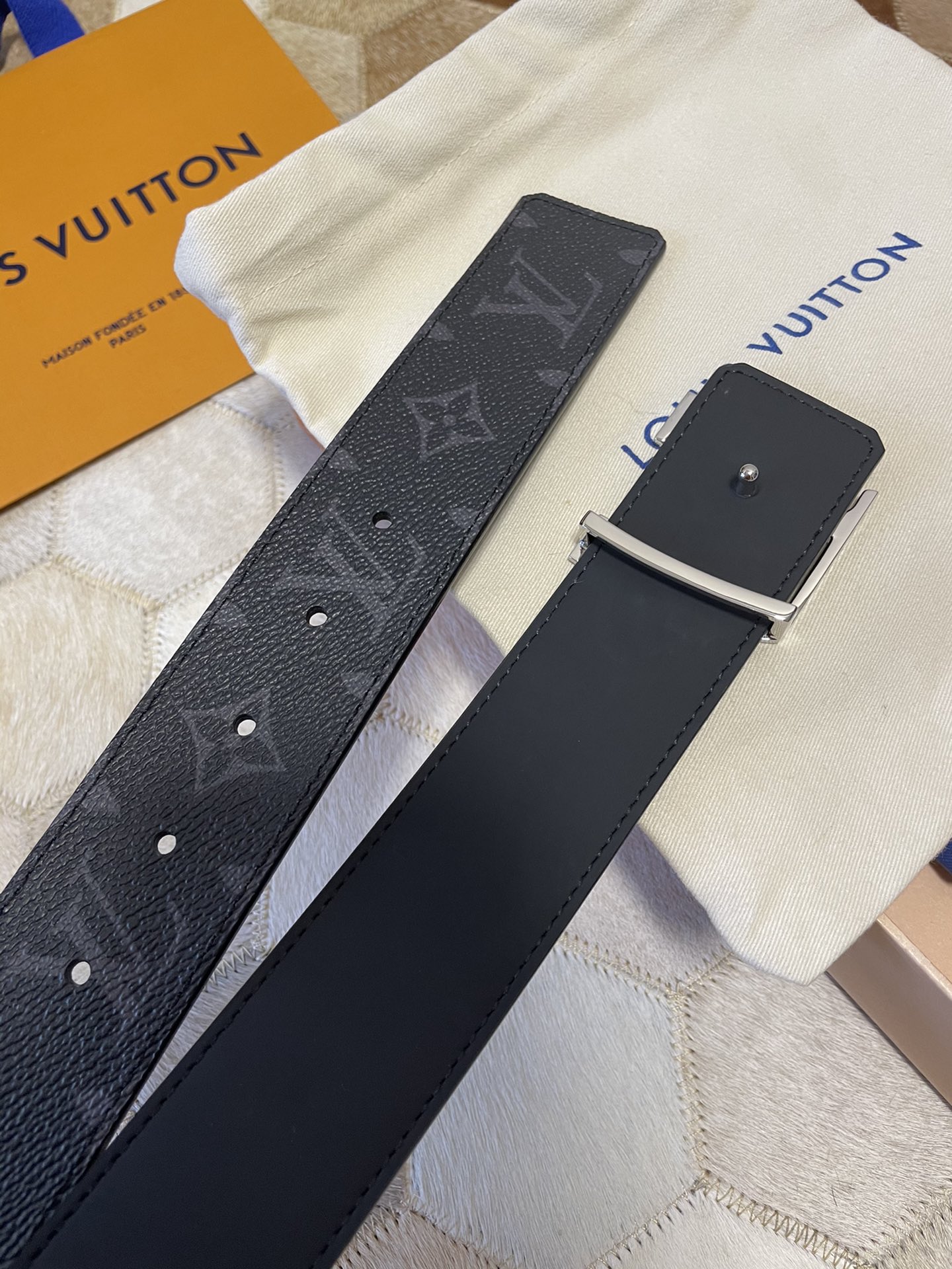 LV Initiales双面腰带融合Monogram Eclipse和全新Monogram 6