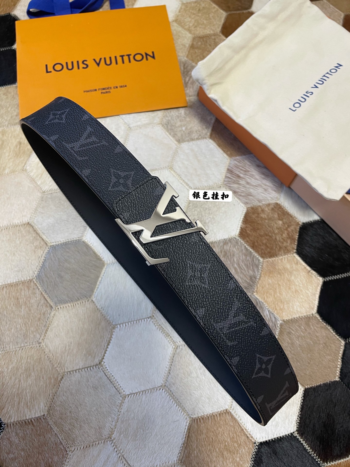 LV Initiales双面腰带融合Monogram Eclipse和全新Monogram 2