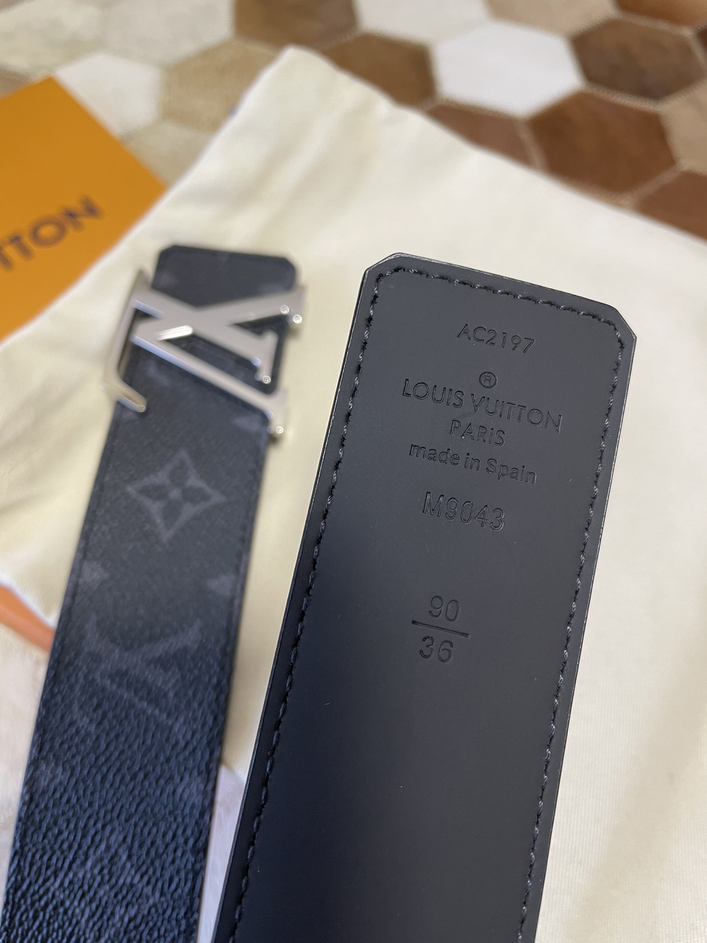 LV Initiales双面腰带融合Monogram Eclipse和全新Monogram 8