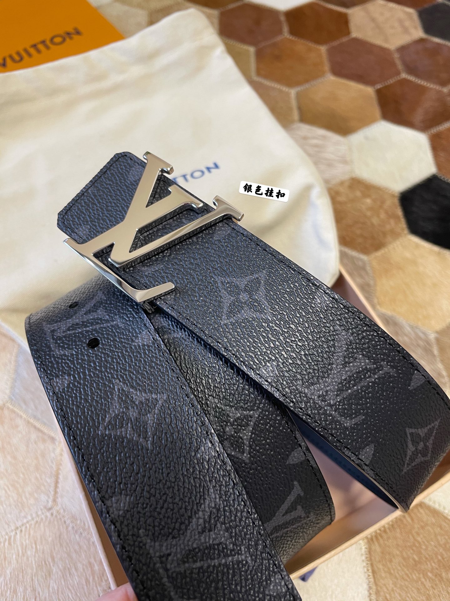LV Initiales双面腰带融合Monogram Eclipse和全新Monogram 7