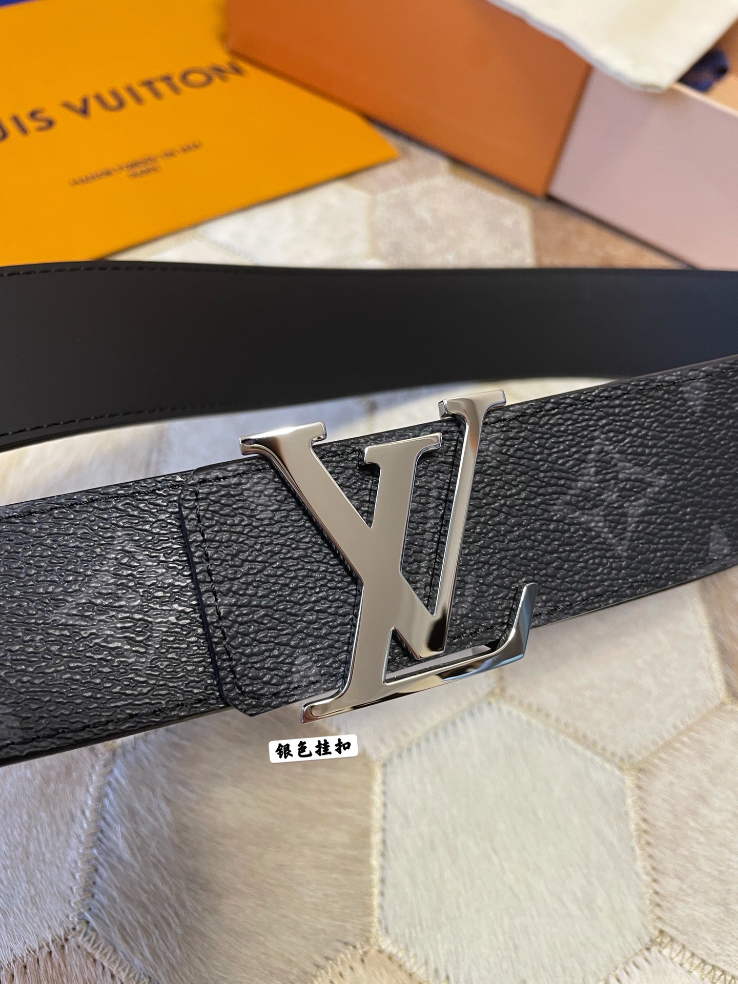 LV Initiales双面腰带融合Monogram Eclipse和全新Monogram 5