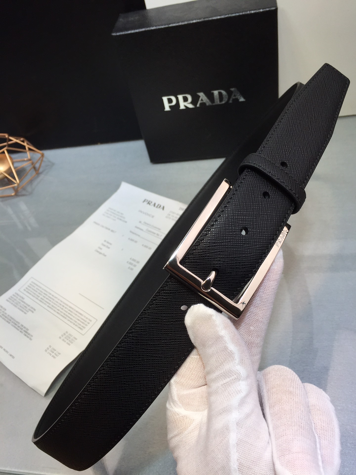 [Prada Belts]It is also engraved with the Prada logo Outline exquisite details