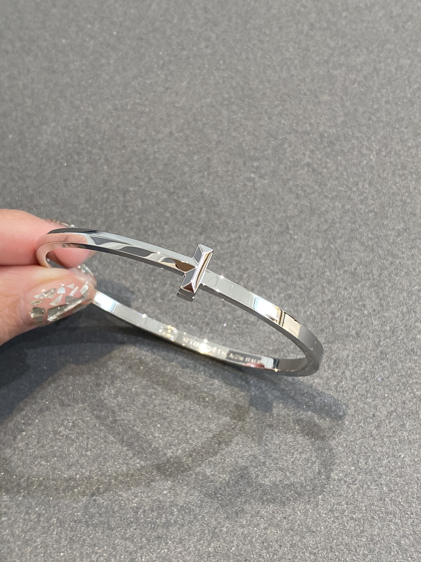 NO:632209,The classic T1 bracelet is here. The T bracelet, which ranks first on the list this year, is so popular!  We are a model that has a good reputation. It is a pure carving model that has been produced for a long time. The soul of T1 lies in its domineering edges and corners. The corners that the motorcycle passes over are domineering and leak out. A little light will make it shine!  Perfect replica!  Every angle is hand-polished to avoid any burrs!  We hand-set the diamond part, no stones will fall off, it will be more sparkling, and it will have the texture of 18k gold!  Unit price glossy 88320, bracelet, Cartier high-end jewelry19860909经典T1手镯来啦 今年霸榜第一名的t手镯,热度太高啦！我们做口碑的一款,纯精雕款哦作长期出品的定制款 T1的灵魂在于它霸气的棱角,机车车过的角霸气侧漏,一点点光线就会闪耀的不行！完美复刻！每个角度手工抛光,拒绝任何一处毛刺！镶钻部分我们纯手镶,不掉石,更闪耀,18k金货质感！ 单价光面88320,,bracelet,卡迪亚高端饰品,Jewelry