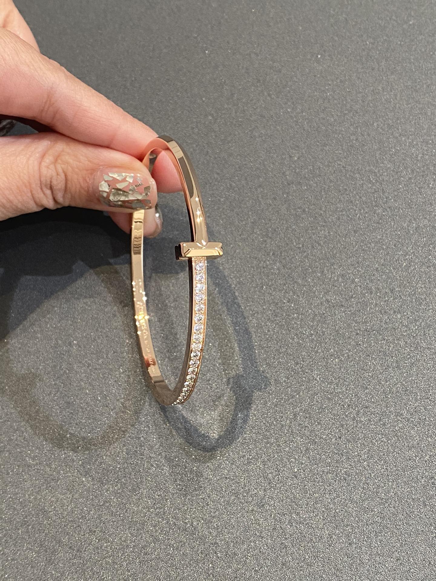 NO:632203,The classic T1 bracelet is here. The T bracelet, which ranks first on the list this year, is so popular!  We are a model that has a good reputation. It is a pure carving model that has been produced for a long time. The soul of T1 lies in its domineering edges and corners. The corners that the motorcycle passes over are domineering and leak out. A little light will make it shine!  Perfect replica!  Every angle is hand-polished to avoid any burrs!  We hand-set the diamond part, no stones will fall off, it will be more sparkling, and it will have the texture of 18k gold!  Specification 16#,88360,,bracelet,Cardia high-end jewelry19860909经典T1手镯来啦 今年霸榜第一名的t手镯,热度太高啦！我们做口碑的一款,纯精雕款哦作长期出品的定制款 T1的灵魂在于它霸气的棱角,机车车过的角霸气侧漏,一点点光线就会闪耀的不行！完美复刻！每个角度手工抛光,拒绝任何一处毛刺！镶钻部分我们纯手镶,不掉石,更闪耀,18k金货质感！ 规格16#,88360,,bracelet,卡迪亚高端饰品,Jewelry