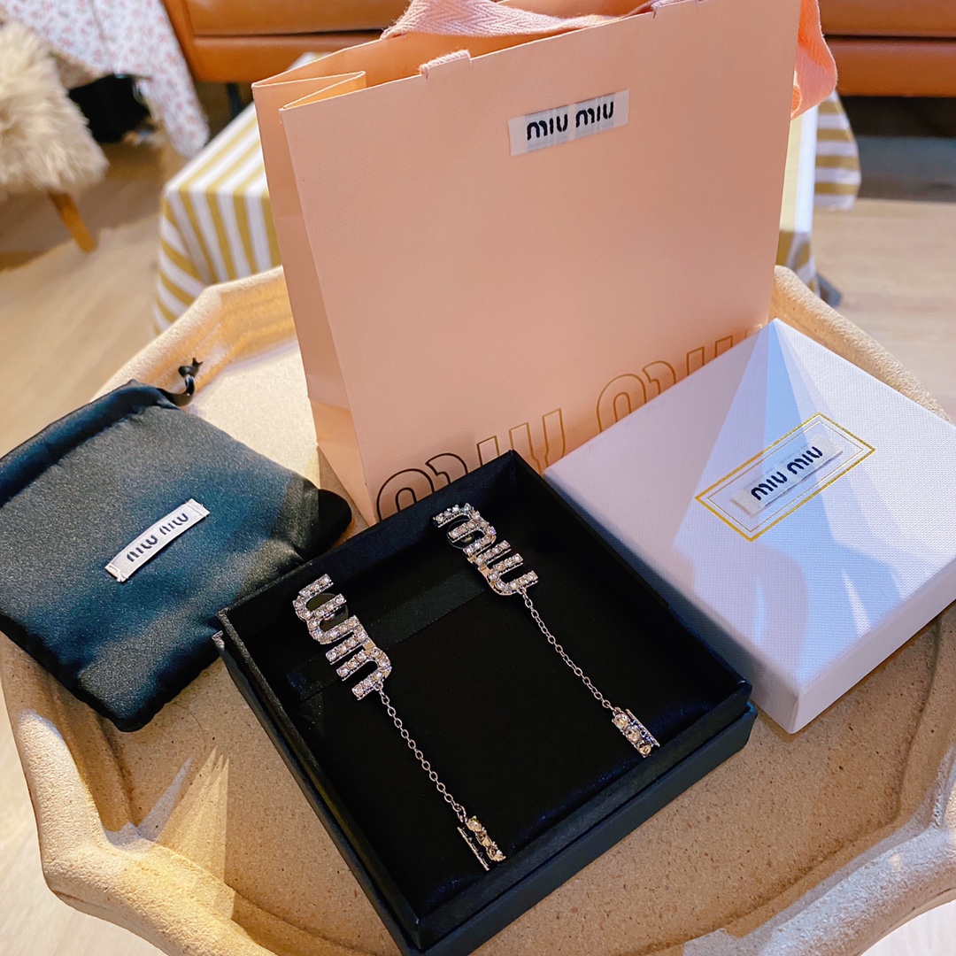 NO:101237,Yang Chaoyue's Miu miu earrings, classic full-diamond letter shape, very distinctive, like a note shape, flickering upper ears and charming, authentic and consistently made of brass material, closed eyes, highly recommended, Miumiu, miumiu, earrings19860909杨超越同款Miu miu耳环、经典满钻字母造型、非常特色感十足、如同音符造型般、上耳闪烁而且迷人、正品一致做黄铜材质、闭眼入的款,强烈推荐,Miumiu,miumiu,earrings,Jewelry