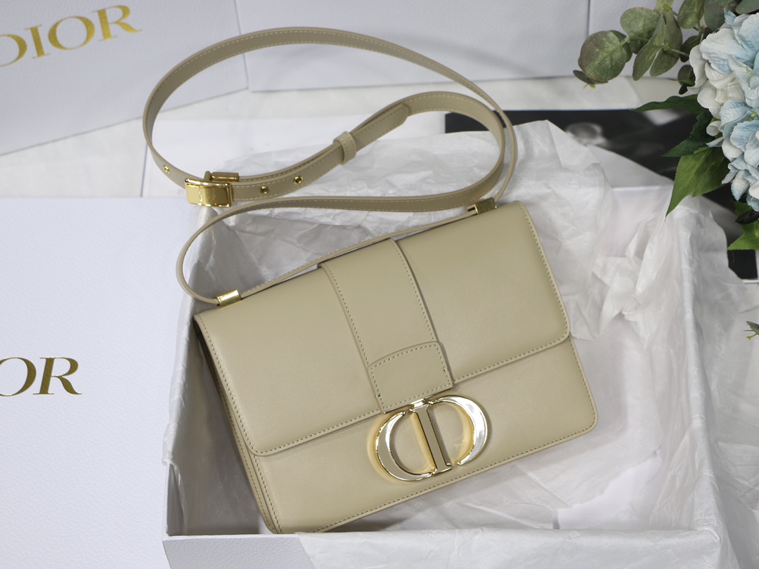Dior 30 Montaigne сумка с клапаном из бежевой гладкой кожи с эмалевой пряжкой