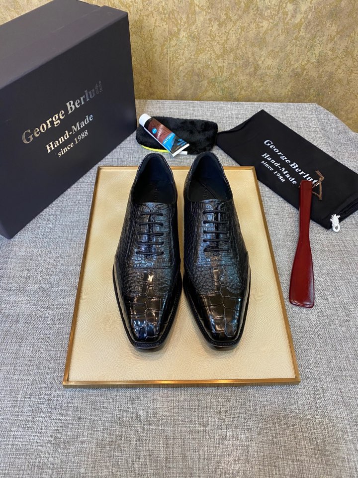 NO:347987,New styles of Berluti counter new styles, fierce products are coming [fashion show interpretation modern] perfectly demonstrates the professional and exquisite craftsmanship of shoes. Luxury made with crocodile belly, and the ten-year-old master level master is meticulously crafted! Very comfortable feet! Encountering the ingenuity of gentlemen's shoes, the perfect shape of the gallery is sublimated and created, and the complex process behind time is condensed. Craftsmanship is dazzling here. Formal clothing and leisure release lifestyle. The whole belly of the Thai crocodile is luxurious and leisure is integrated 38/45! ,19860909新款牛货 Berluti专柜新款 狠货来袭【时装秀演绎摩登】完美彰显制鞋专业和精湛工艺 奢用鳄鱼正肚皮制作,十年老炼匠师级別师傅精心工艺！脚感非常舒适！邂逅绅士鞋履的匠心溯源 完美形廊升华铸就,凝炼时光背后的复杂工序 匠心工艺于此耀眼绽放 正装及休闲释放生活格调 泰国鳄鱼全肚 奢华休闲于一体 38/45！,,Men's shoes