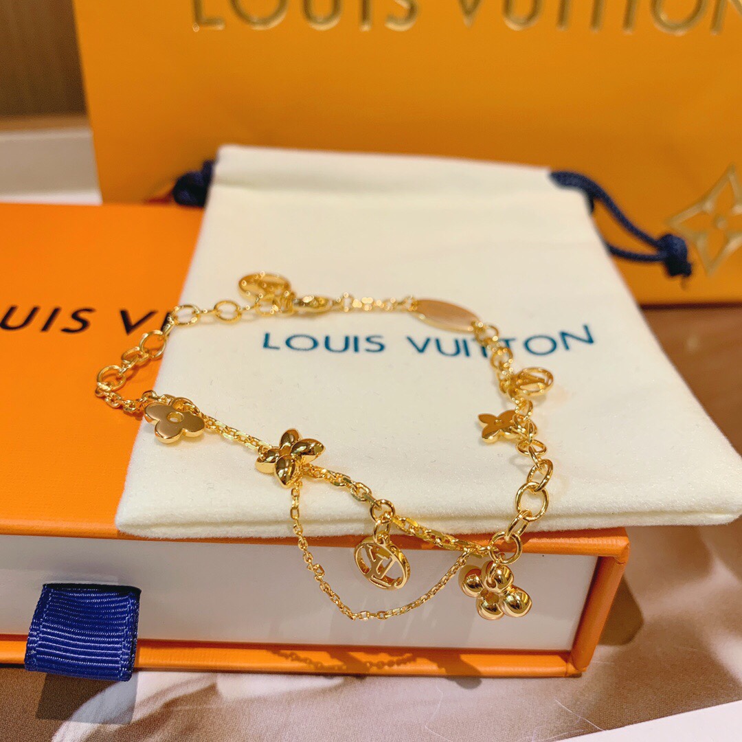 编号LSL0003手链
编号LXL0001项链
Lou ** Vuitt**小花手链
经典的三叶草四叶草