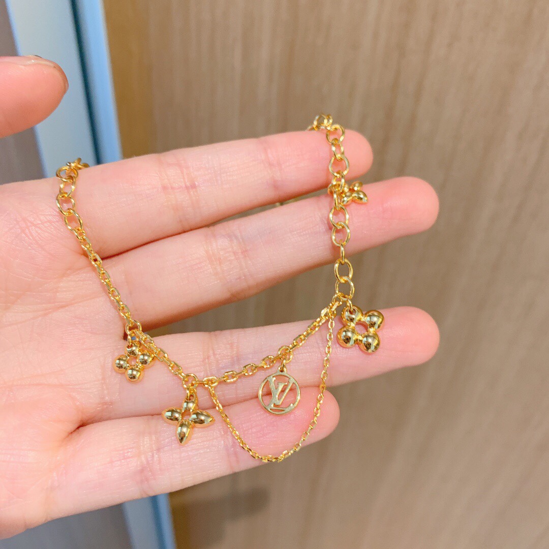编号LSL0003手链
编号LXL0001项链
Lou ** Vuitt**小花手链
经典的三叶草四叶草