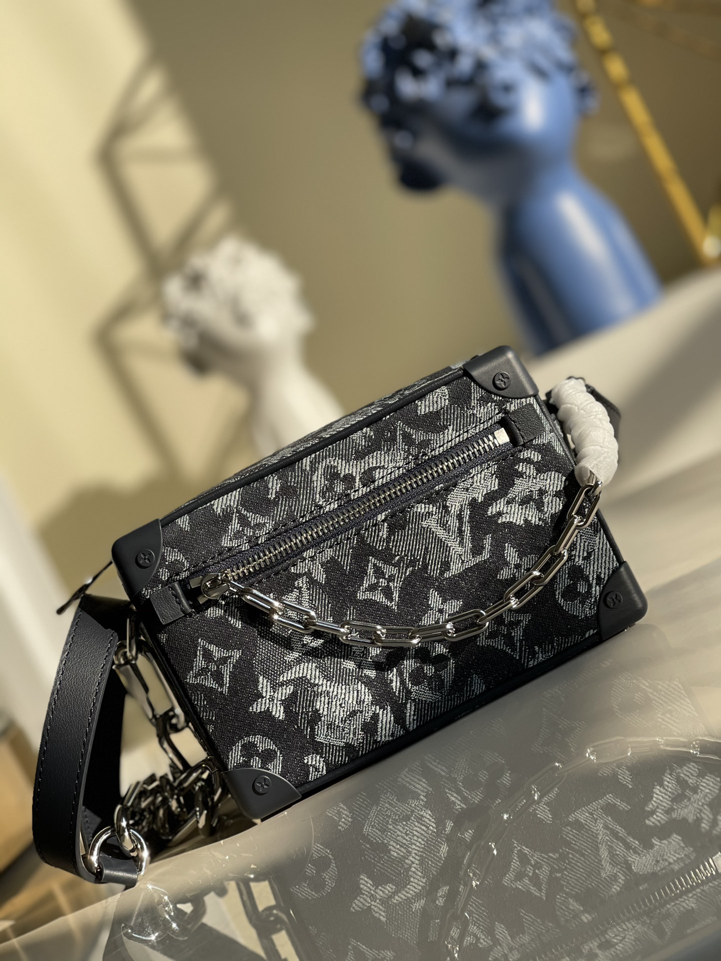 NO:396335,【Exclusive real photo M80033 denim】Box bag MINI SOFT TRUNK Chain bag Mini Soft Trunk Chain bag is made of Monogram Tapestry canvas, making Monogram flower clusters and LV letters and tapestries pattern delicately blend. Classic outlines and reinforced corners trace back to the brand box tradition, denim cloth roman embroidered men's box bag oo[handshake][handshake] shoulder straps and front chains declare Virgil Abloh's pioneering concept. Detailed features 18.5 x 13 x 8 cm t.,LV [original leather],louis vuitton19860909【独家实拍M80033牛仔布】盒子包MINI SOFT TRUNK 链条包Mini Soft Trunk 链条包取材 Monogram Tapestry 帆布,令 Monogram 花簇及 LV 字母与挂毯图案细腻糅合.经典轮廓和加固边角回溯品牌制箱传统,牛仔布布面罗马纹刺绣男士盒子包oo[握手][握手]肩带及正面链条宣示 Virgil Abloh 的先锋理念.详细特征18.5 x 13 x 8 cm t.,LV【原厂皮】,louis vuitton,Bag