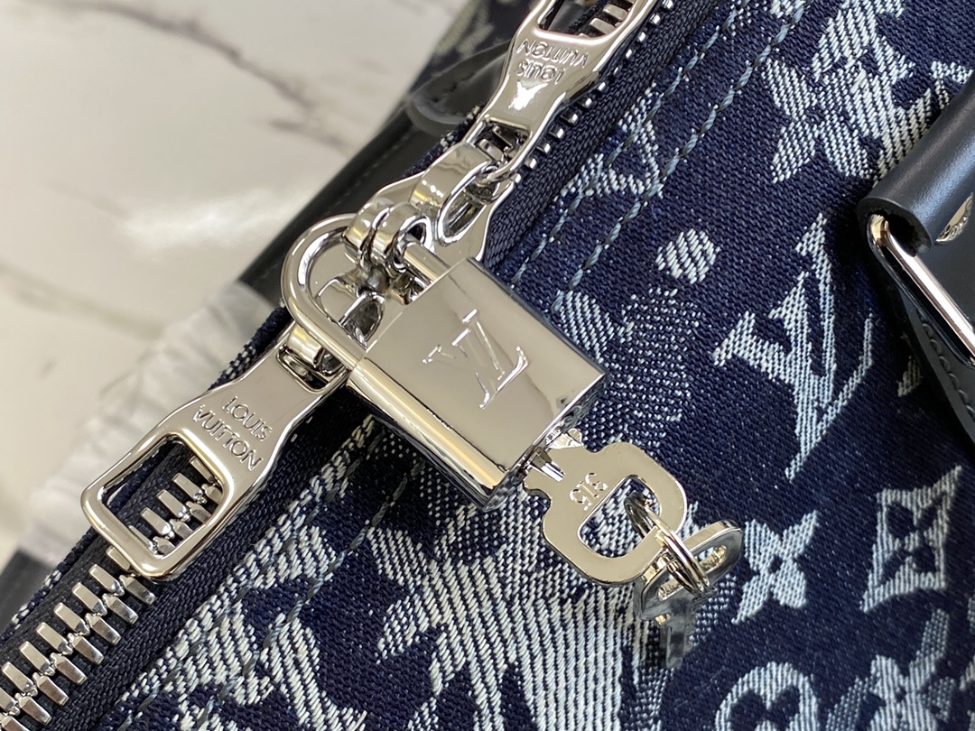 顶级原单 M57285 Keepall Bandoulière 50 旅行袋身披 Monogram Tapestry 帆布和皮革饰边亮相 6
