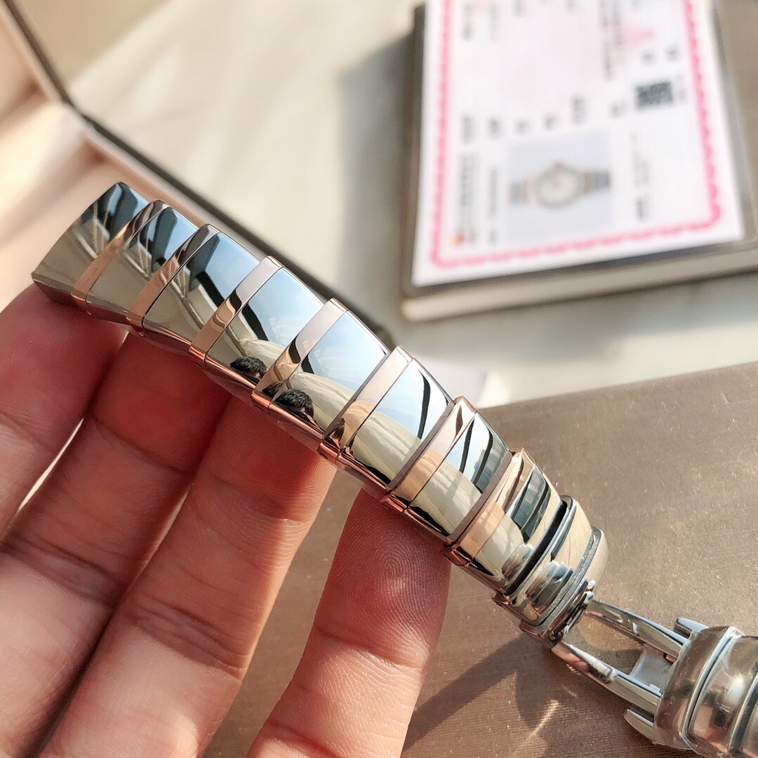 NO:151335,The unique shape of the detailed strap is the biggest highlight of this watch. The LVCEA watch uses a unique design bracelet and polished metal geometric structure to complement each other, tightly surrounding the charming round watch dial.,,louis vuitton19860909细节表带的独特造型是此款腕表最大的亮点 LVCEA腕表采用独具设计感的表链与抛光金属几何结构,相辅相成,将迷人的圆形腕表表盘紧紧包围.,,louis vuitton,Watch