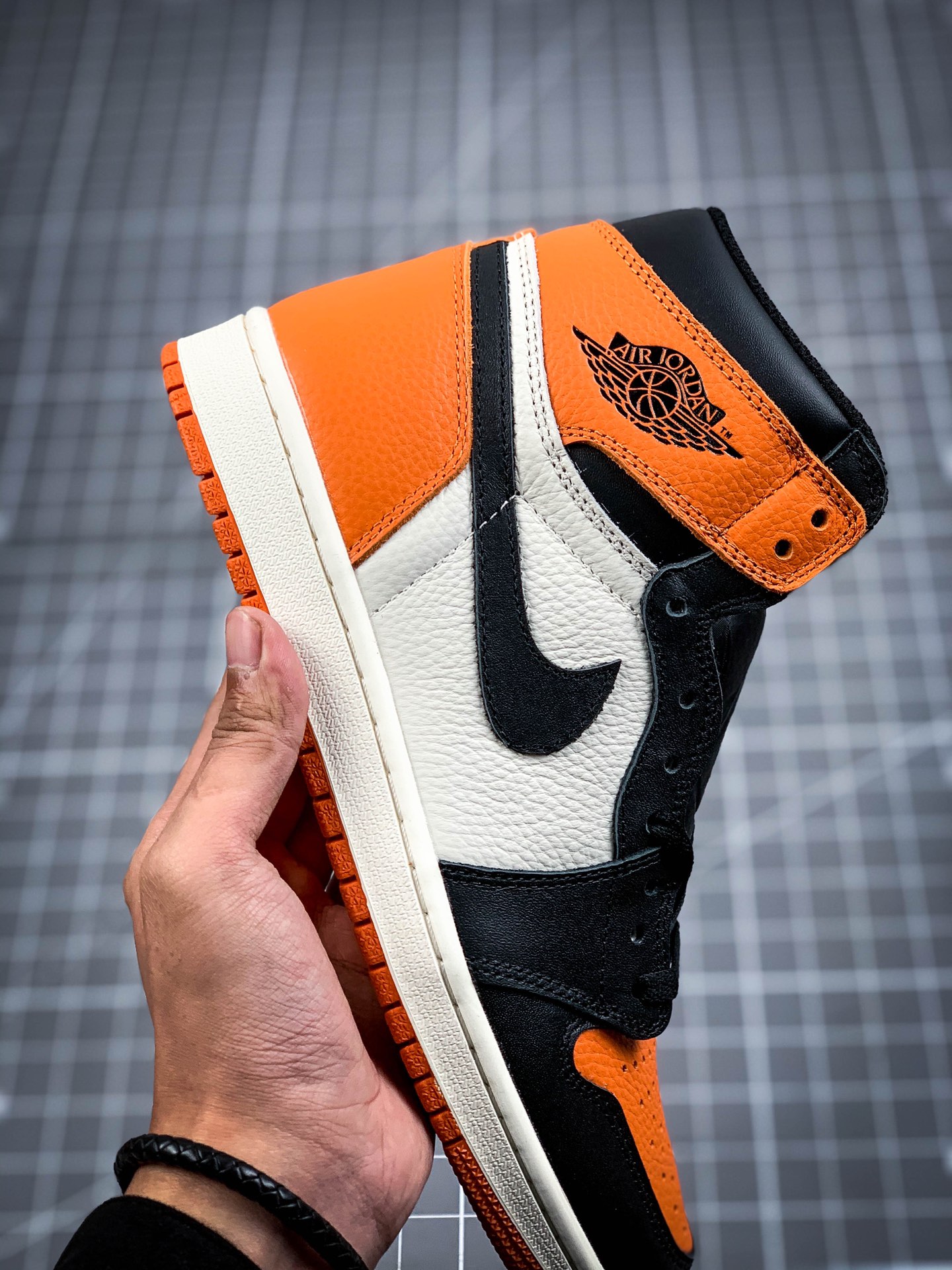 240 头层性价比 Air Jordan 1 Retro shattered 黑扣碎 货号：555088 005 全新开发 原鞋比对匹配率98% 原楦原档案数据开发#鞋面采用头层皮拼接材质，何处细节都还不错，性价比封顶126261 Size：36 36.5 37.5 38 39 40 40.5 41 42 42.5 43 44 44.5 45 46