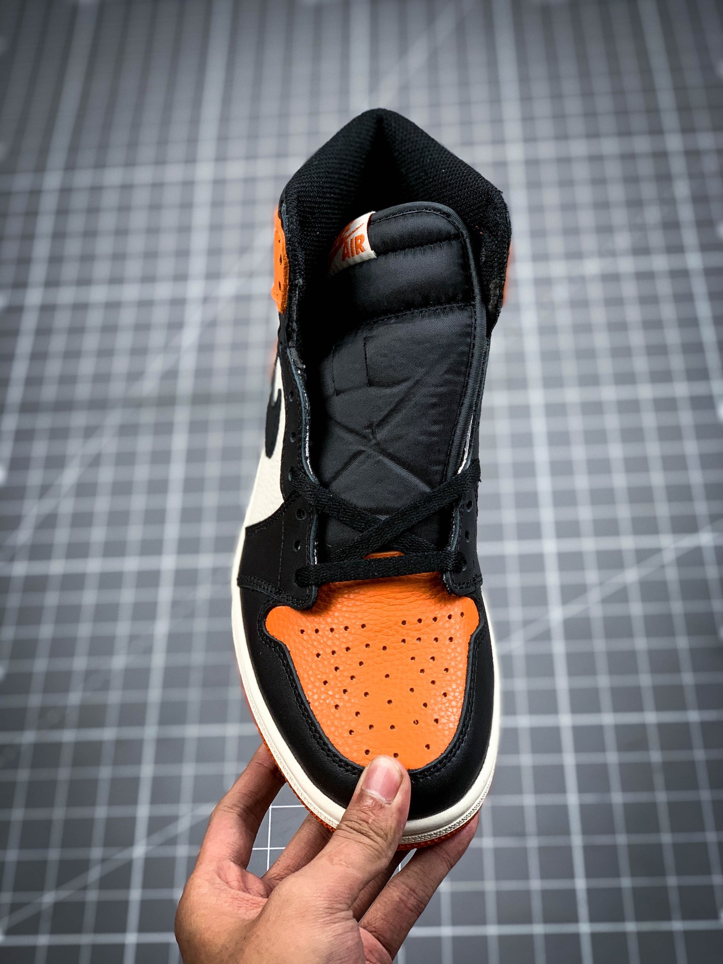 240 头层性价比 Air Jordan 1 Retro shattered 黑扣碎 货号：555088 005 全新开发 原鞋比对匹配率98% 原楦原档案数据开发#鞋面采用头层皮拼接材质，何处细节都还不错，性价比封顶126261 Size：36 36.5 37.5 38 39 40 40.5 41 42 42.5 43 44 44.5 45 46