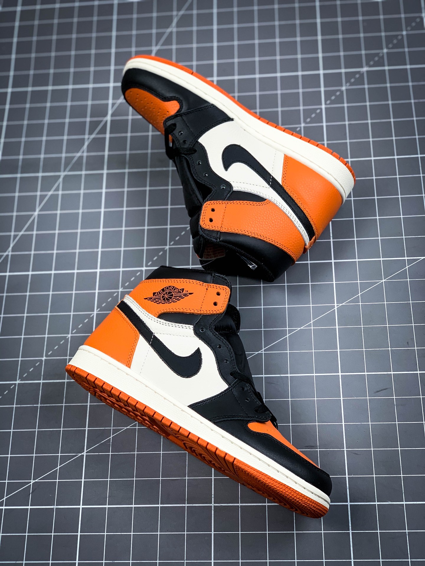 240 头层性价比 Air Jordan 1 Retro shattered 黑扣碎 货号：555088 005 全新开发 原鞋比对匹配率98% 原楦原档案数据开发#鞋面采用头层皮拼接材质，何处细节都还不错，性价比封顶126261 Size：36 36.5 37.5 38 39 40 40.5 41 42 42.5 43 44 44.5 45 46